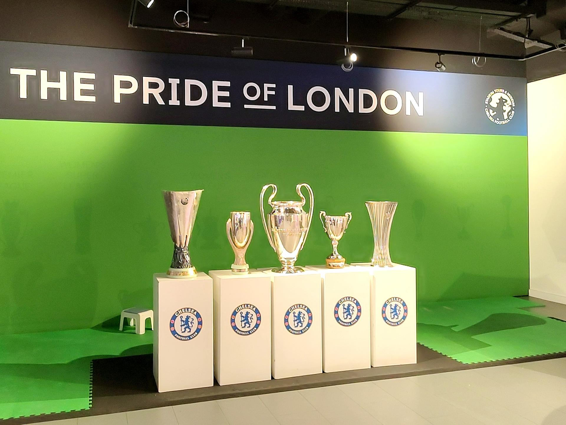 Fotościanka z pucharami klubowymi Chelsea FC w poczekalni na zwiedzanie