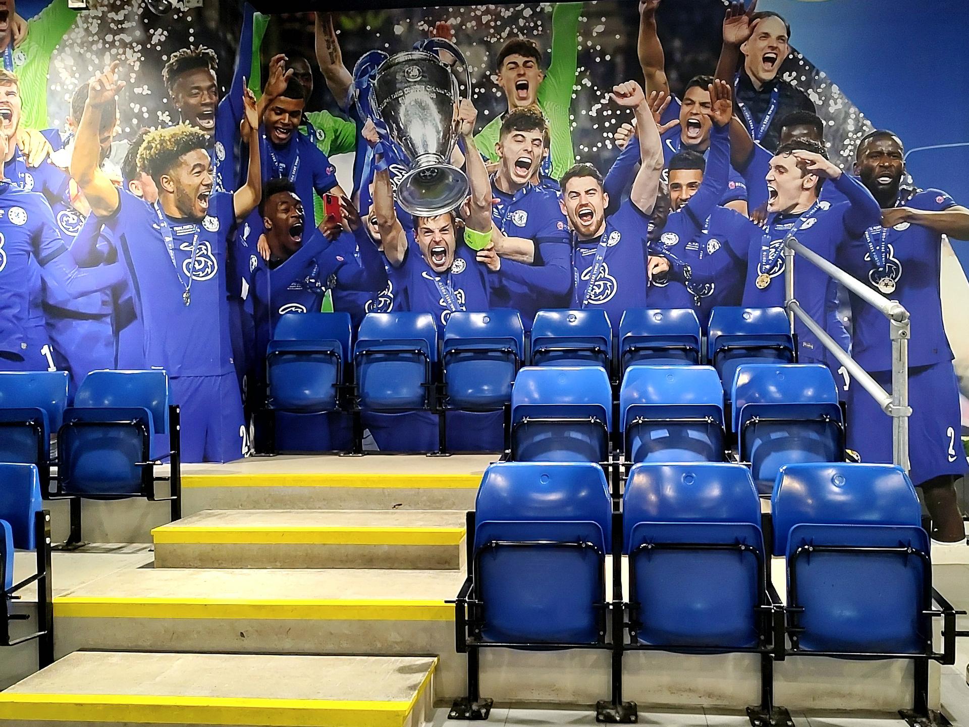 Mural z podniesieniem pucharu Ligi Mistrzów na Stamford Bridge