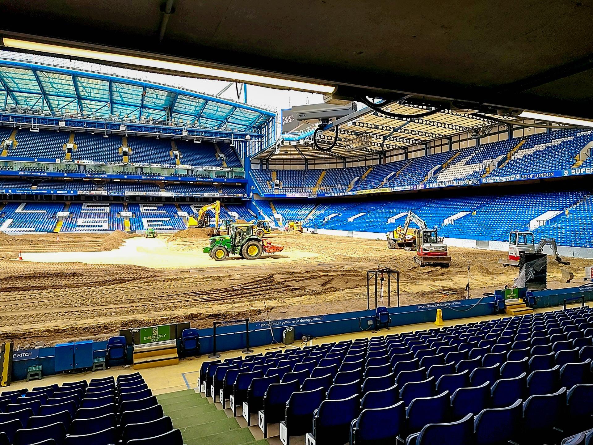Płyta boiska Stamford Bridge w trakcie wymiany murawy, widok z trybuny wschodniej