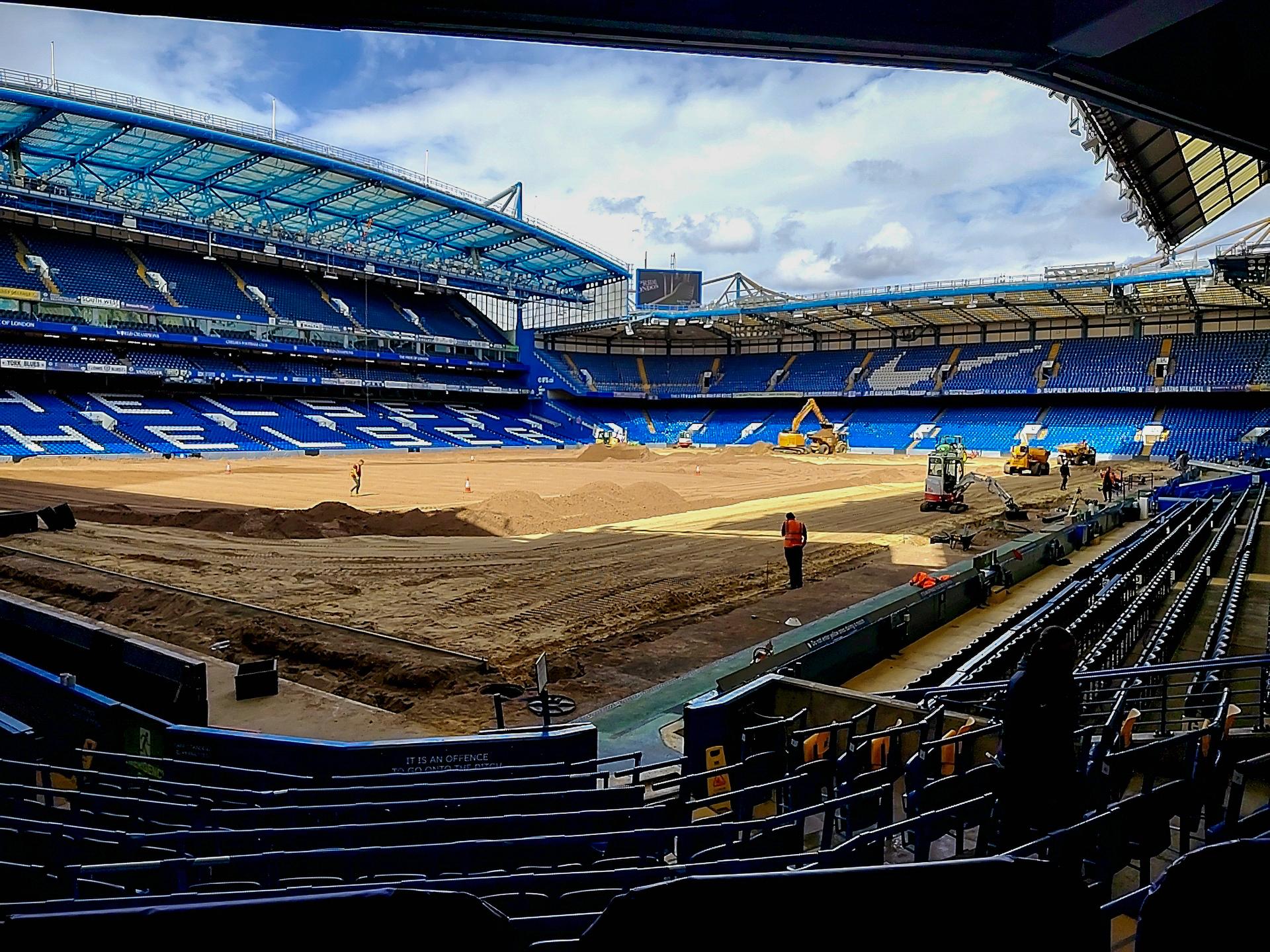 Płyta boiska Stamford Bridge w trakcie przebudowy, widok znad ławki rezerwowych