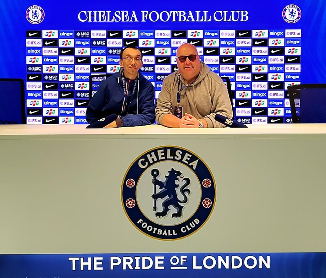 Stolik w pressroomie na stadionie Chelsea FC, gdzie odbywają się konferencje prasowe