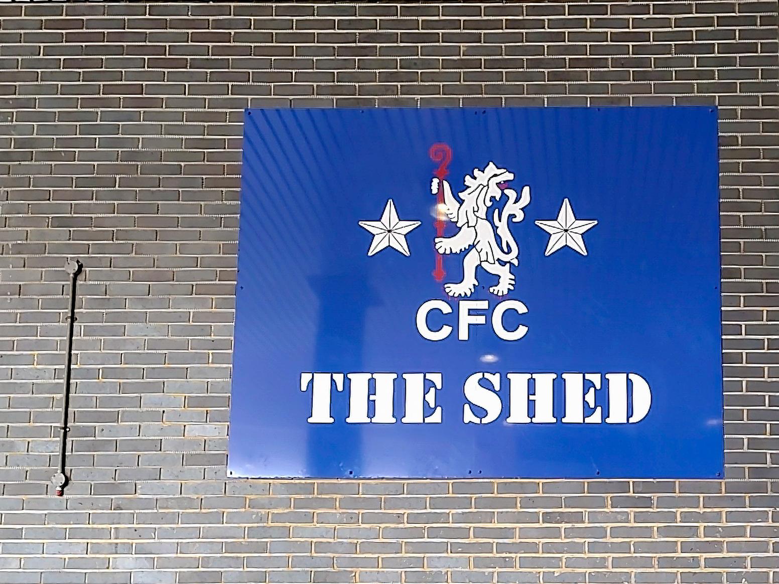 Tablica "CFC The Shed" na ceglanym murze przy Stamford Bridge