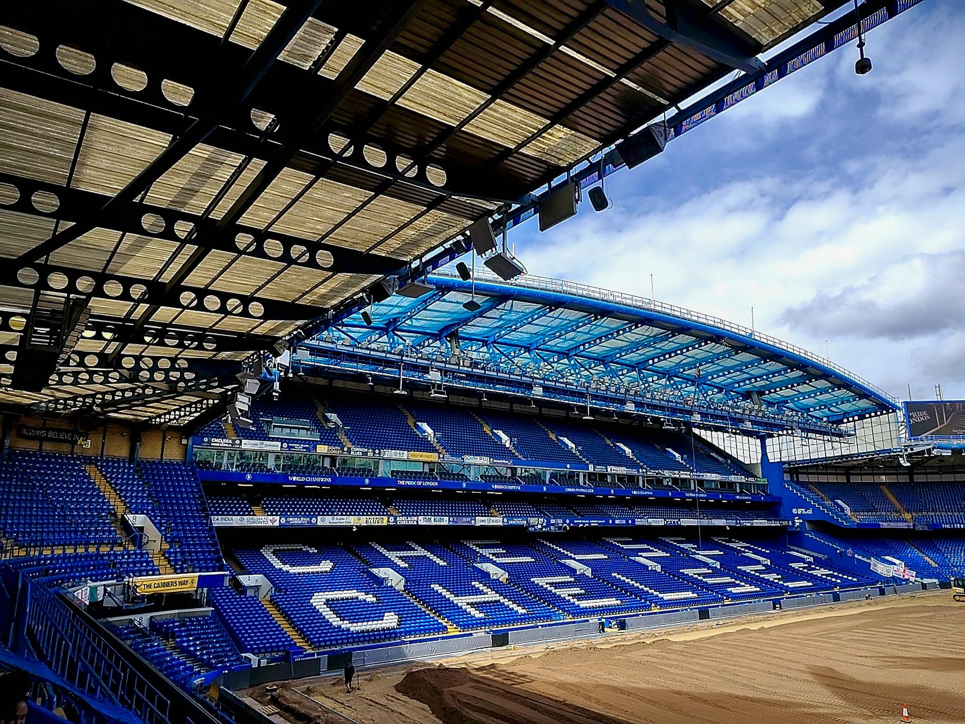 Wnętrze trybuny Stamford Bridge z napisem Chelsea i zadaszeniem