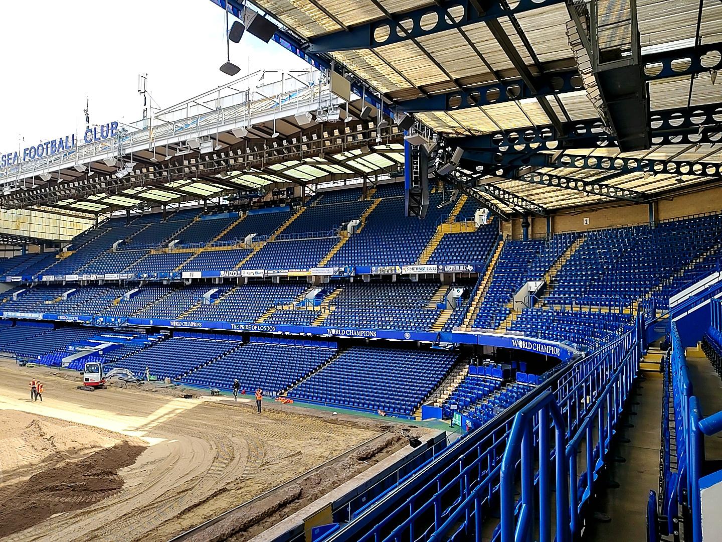 Boczny widok trybuny Stamford Bridge z płytą boiska w przebudowie