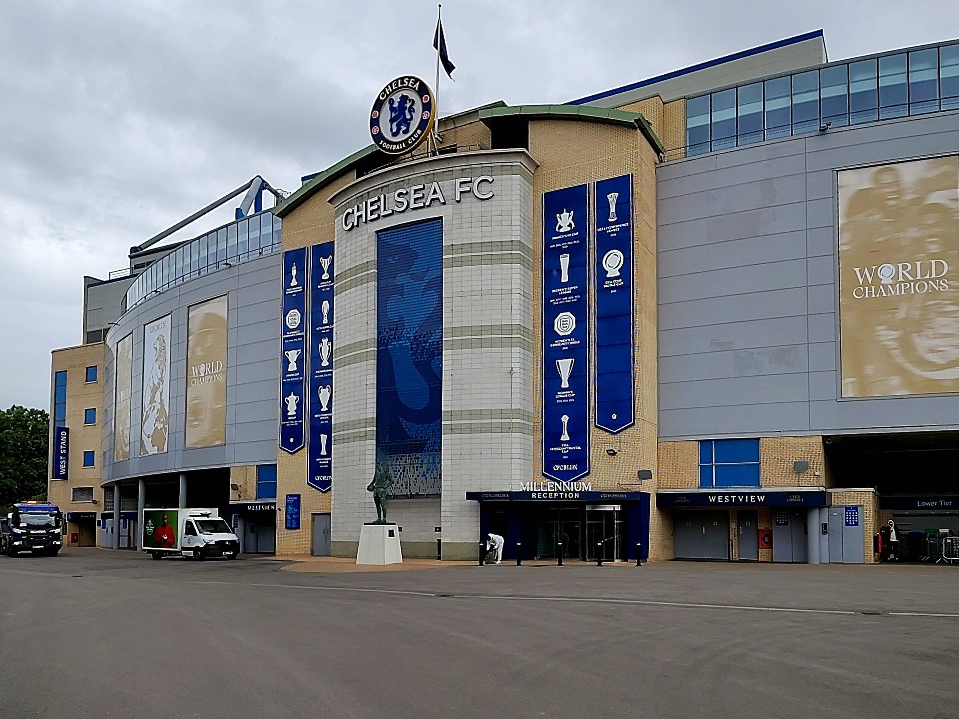 Wejście Millennium Reception na stadionie Chelsea FC z bannerami World Champions