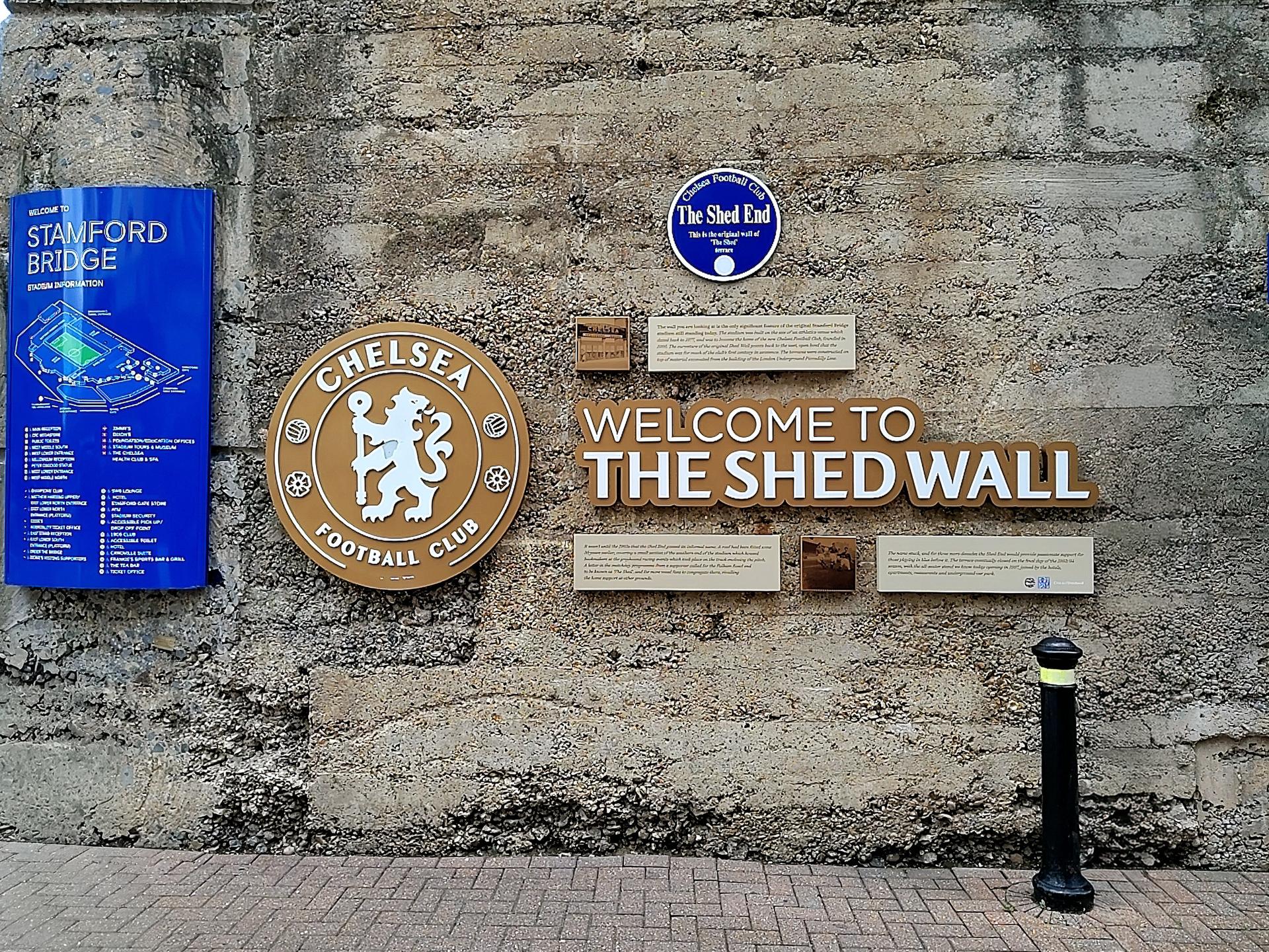 Tablica "Welcome to the Shed Wall" na oryginalnym murze dawnej trybuny The Shed