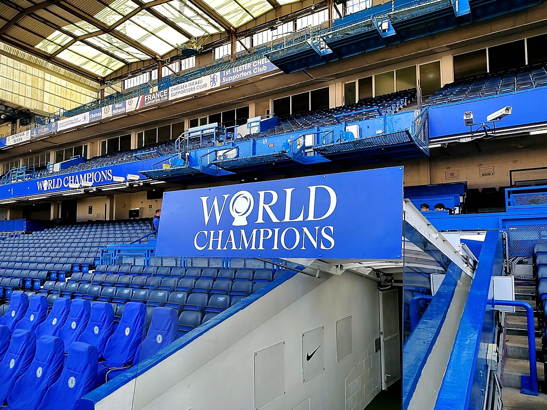 Zadaszenie tunelu dla zawodników i loże kamer nad wyjściem na murawę Stamford Bridge