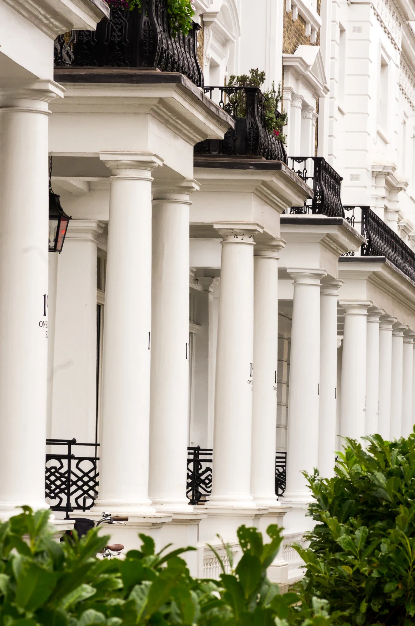 Białe kamienice z kolumnami w Notting Hill — typowa londyńska architektura