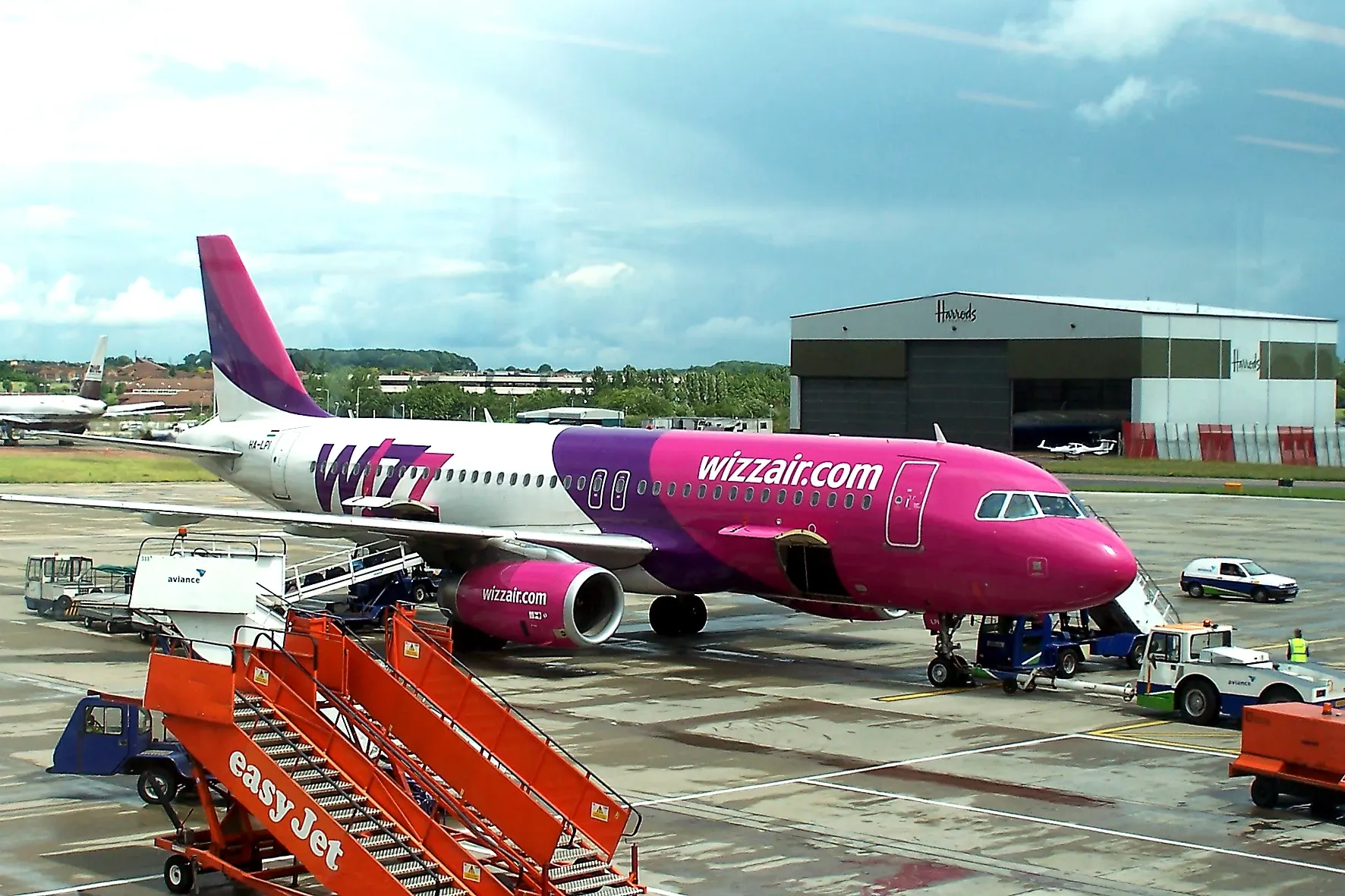 Samolot Wizz Air na płycie lotniska London Luton — tanie loty do Londynu z Polski