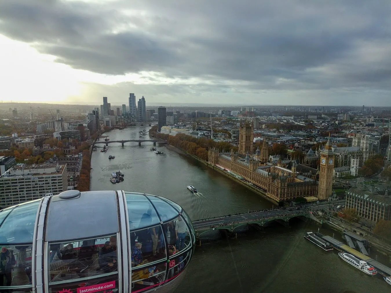 Widok na London Eye i Tamizę z lotu ptaka