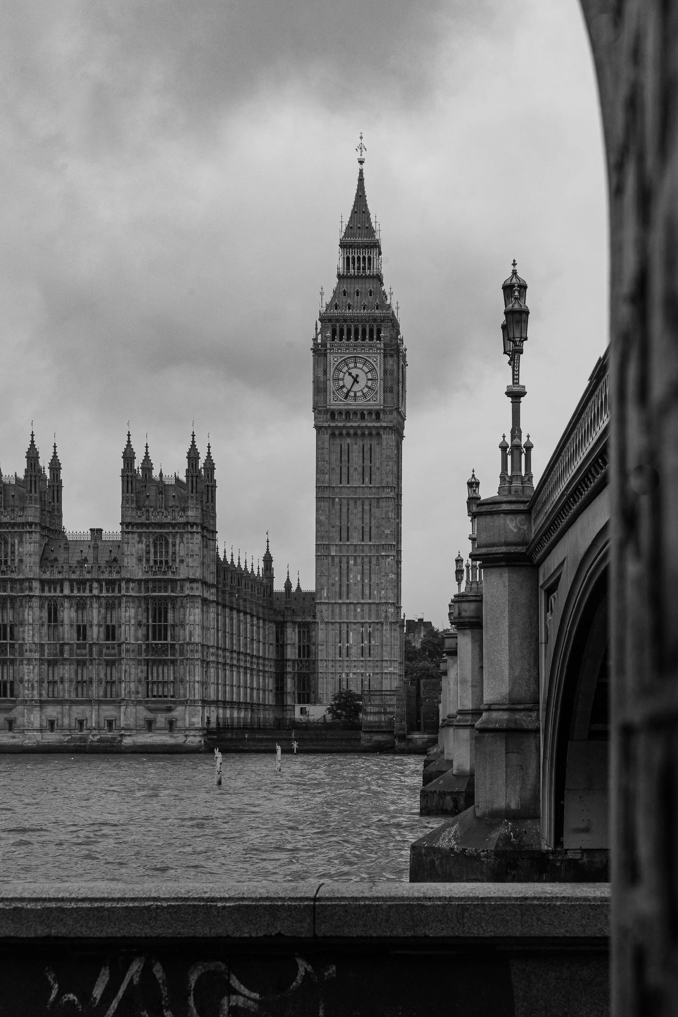 big-ben-przez-gotycki-luk