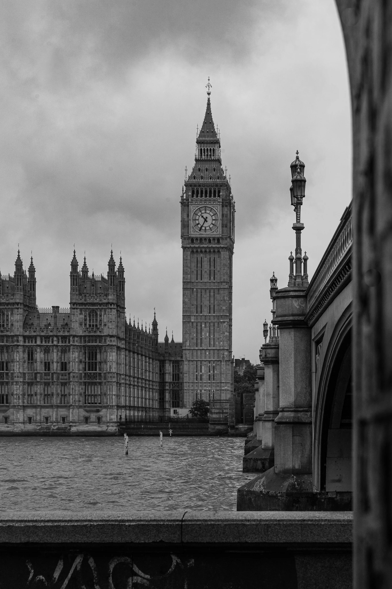 big-ben-przez-gotycki-luk