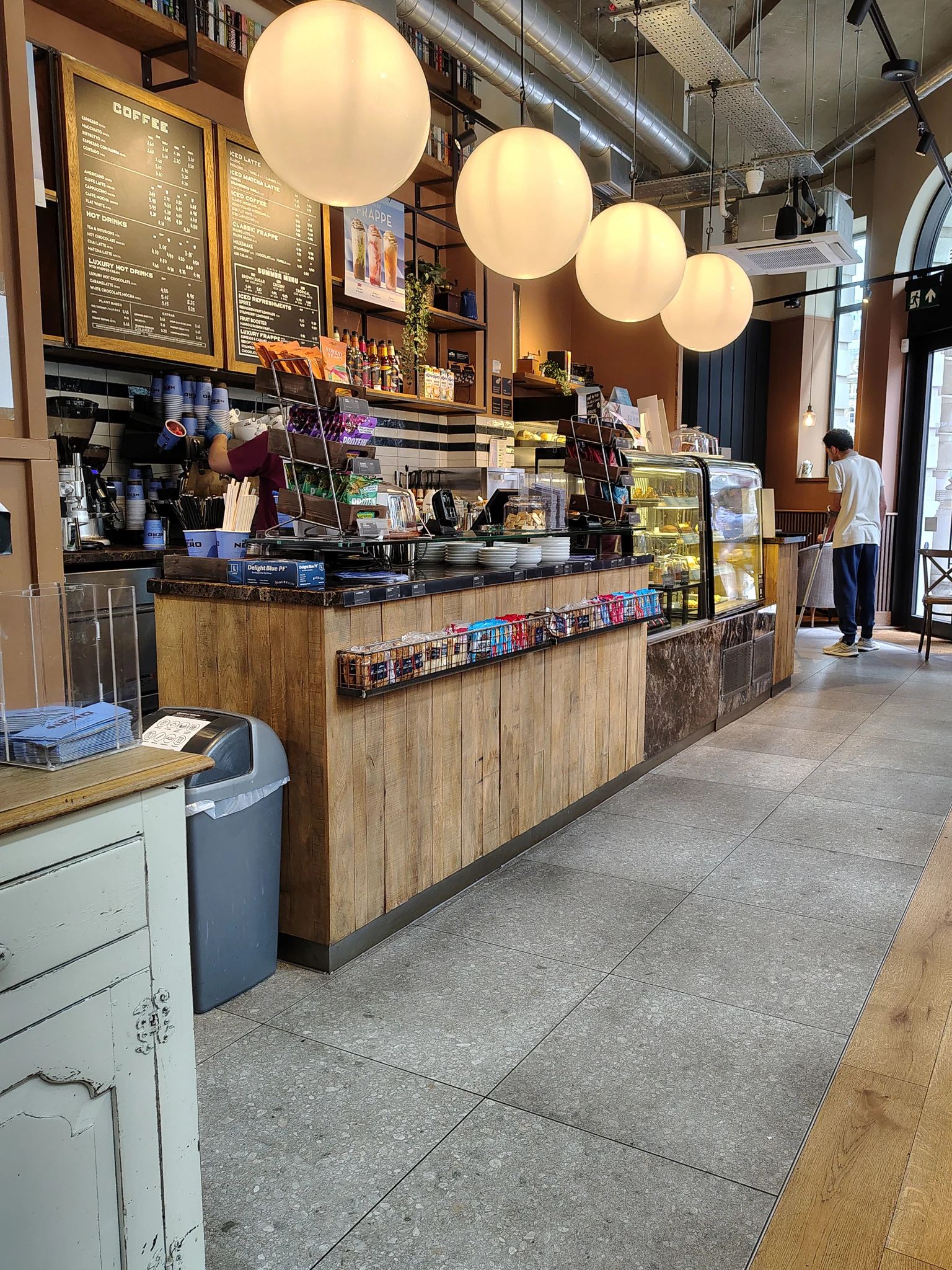 Lada i wnętrze kawiarni Caffè Nero w Londynie
