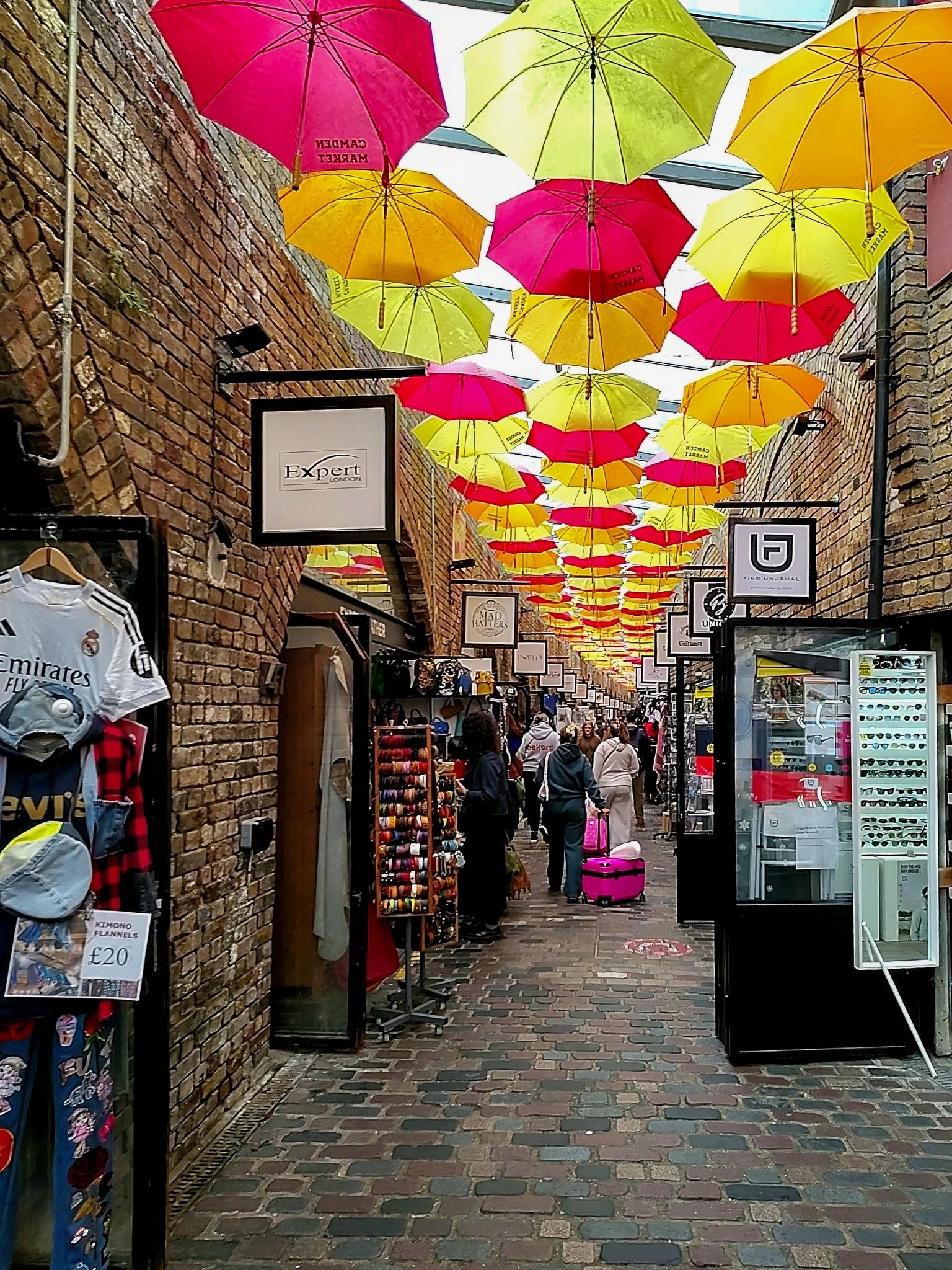 Jedna z najbardziej fotogenicznych alejek Camden Market ozdobiona kolorowymi parasolkami.