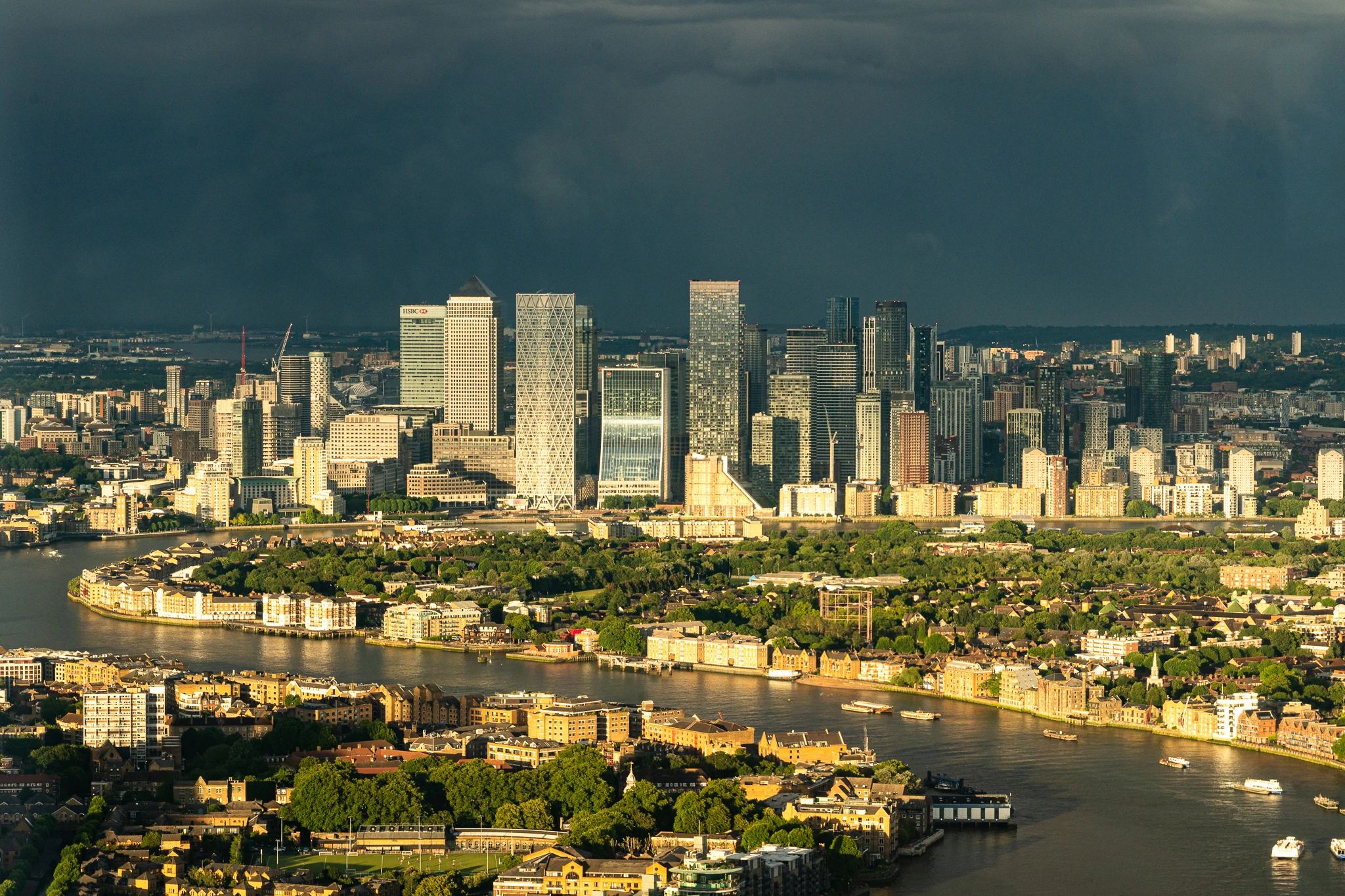 canary-wharf-tamiza-burzowe-chmury-z-the-shard