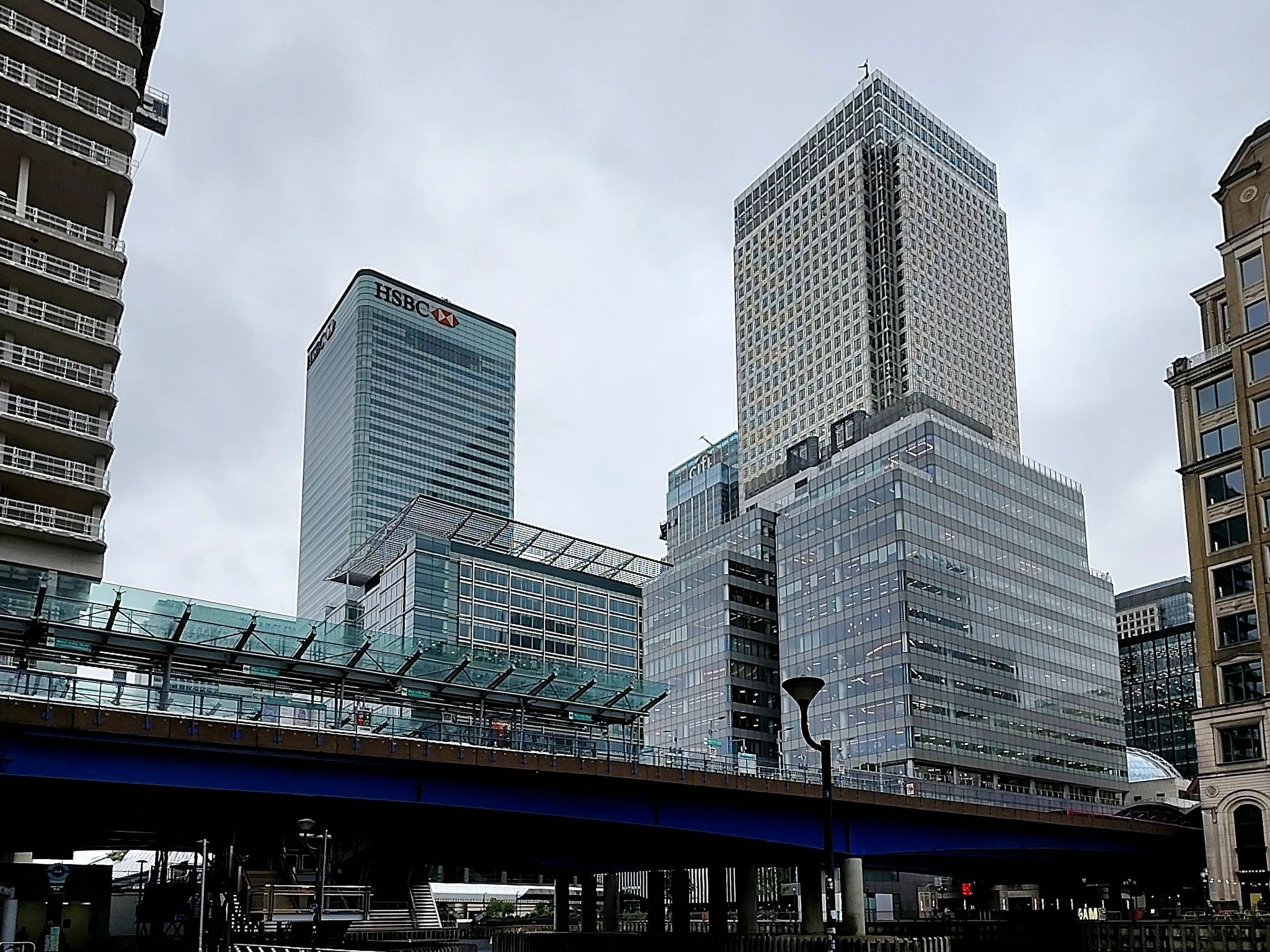 Wieżowce Canary Wharf z budynkiem HSBC w londyńskiej dzielnicy finansowej