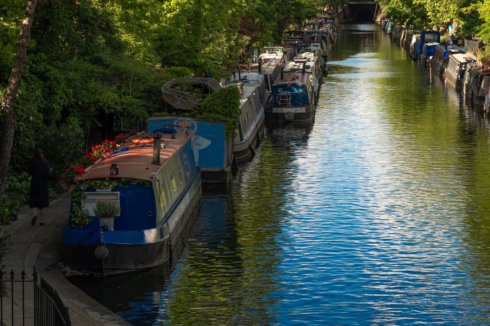 Łodzie mieszkalne zacumowane przy kanale Little Venice w Londynie