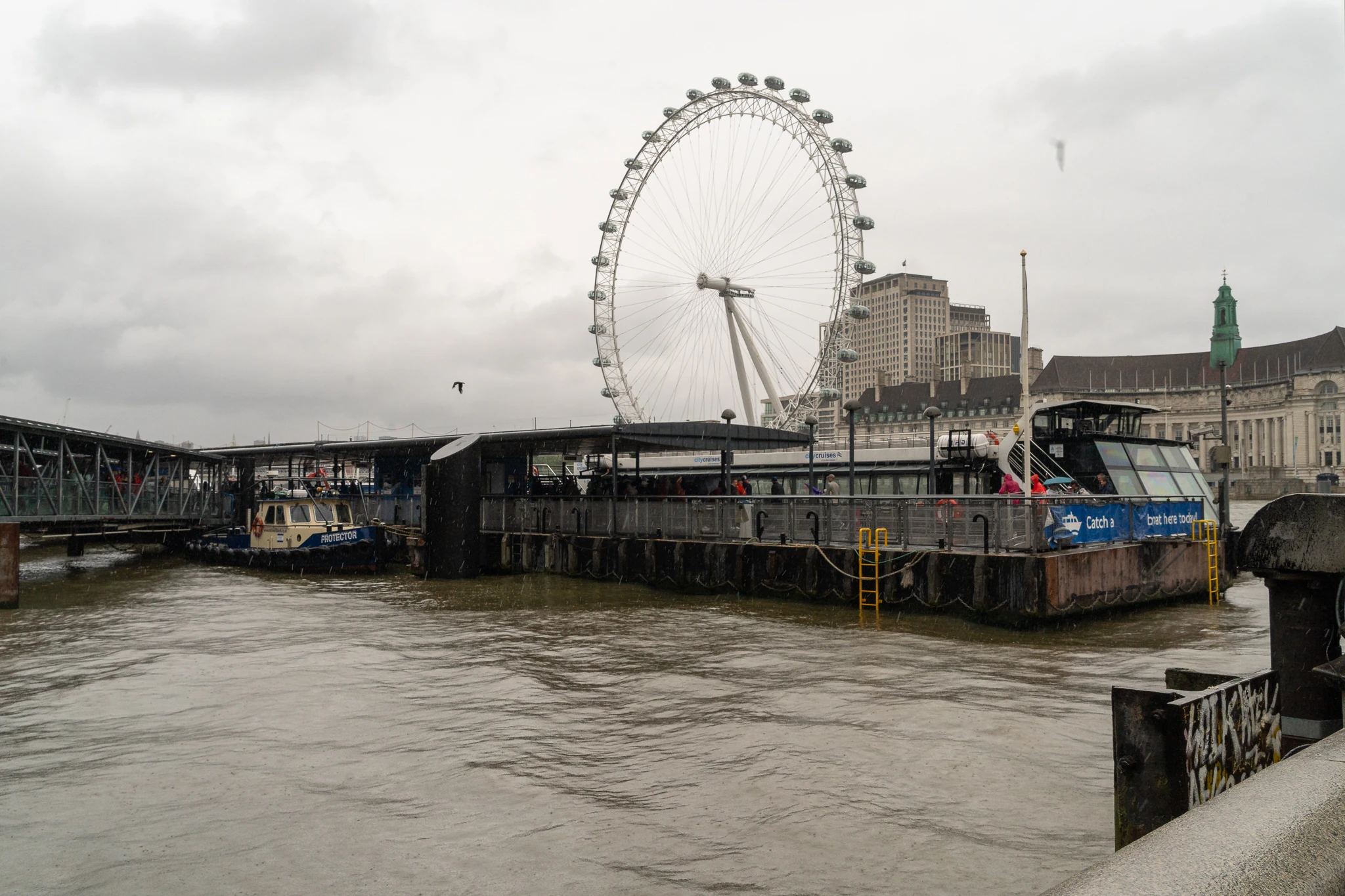 London Eye i przystań Westminster Pier nad Tamizą w Londynie