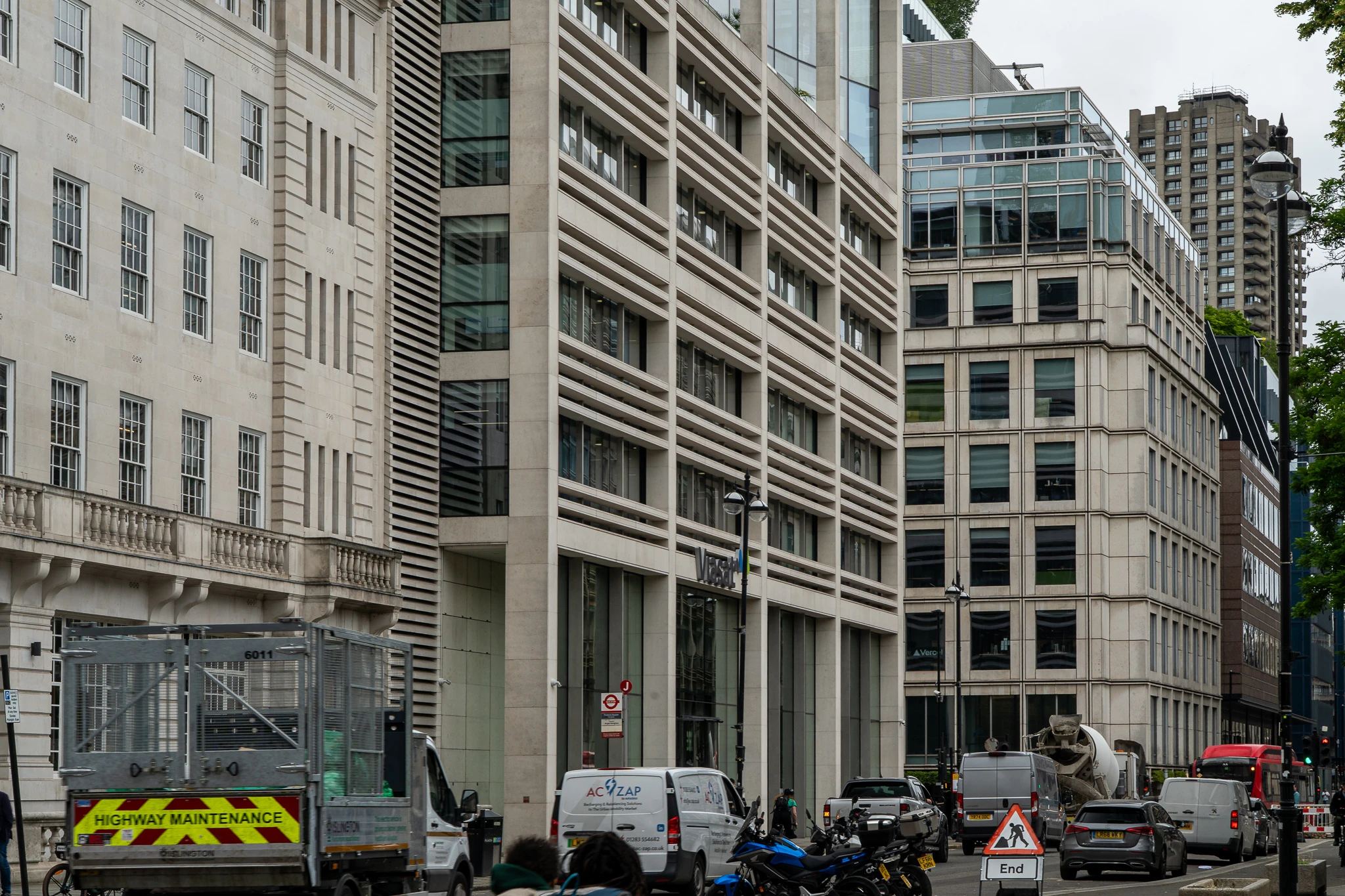 london-liverpool-street-city-architecture-traffic
