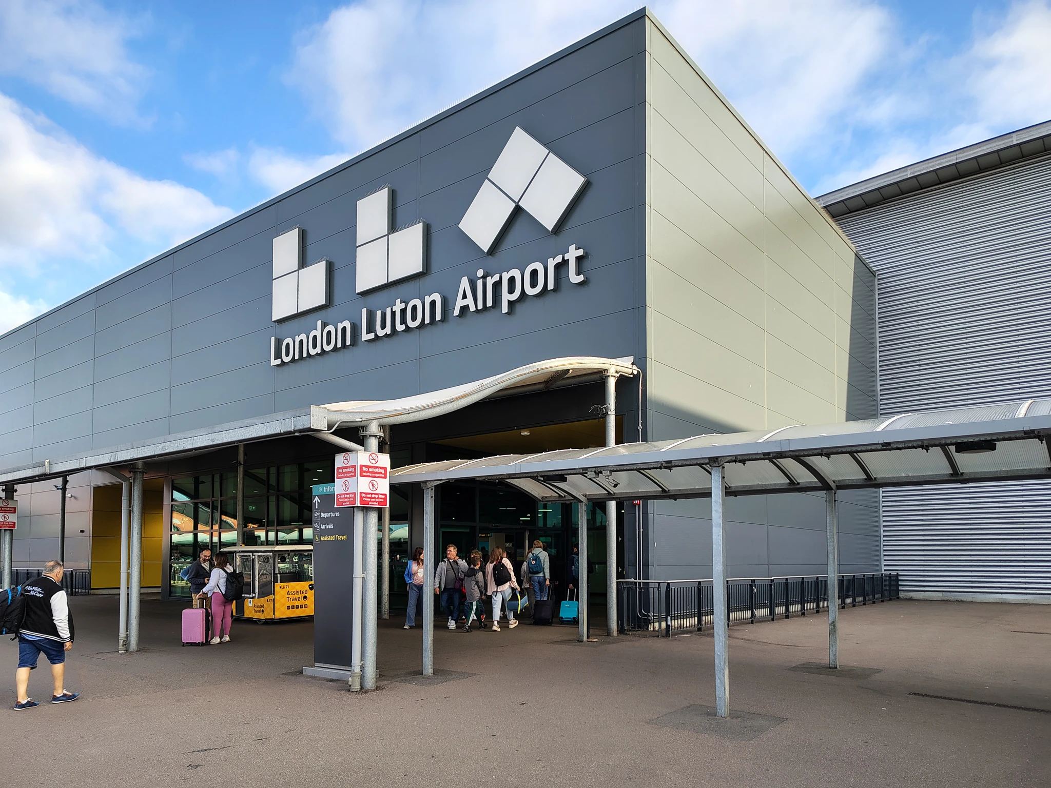 london-luton-airport-terminal-entrance