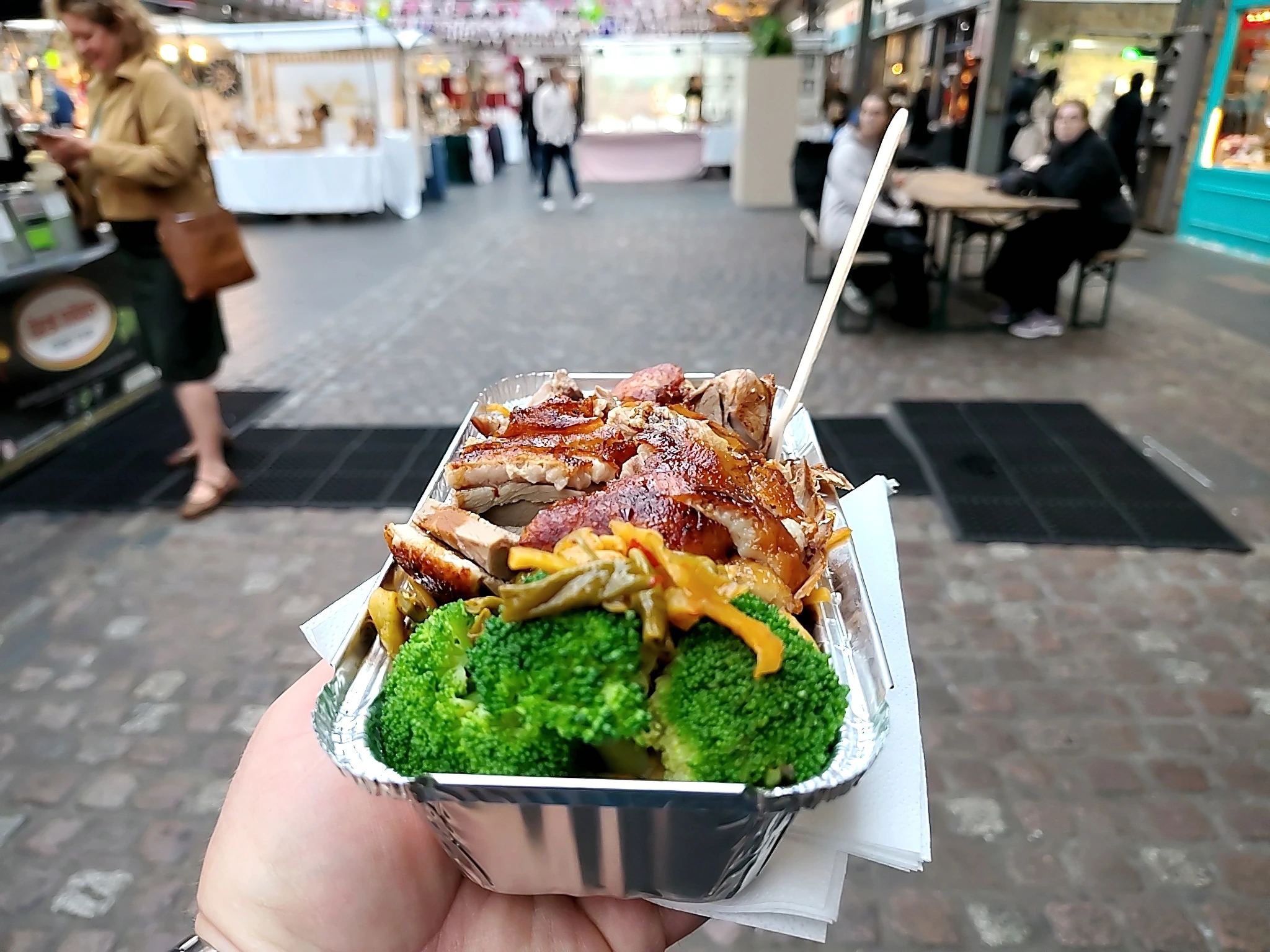Pieczona kaczka z brokułami serwowana na Greenwich Market