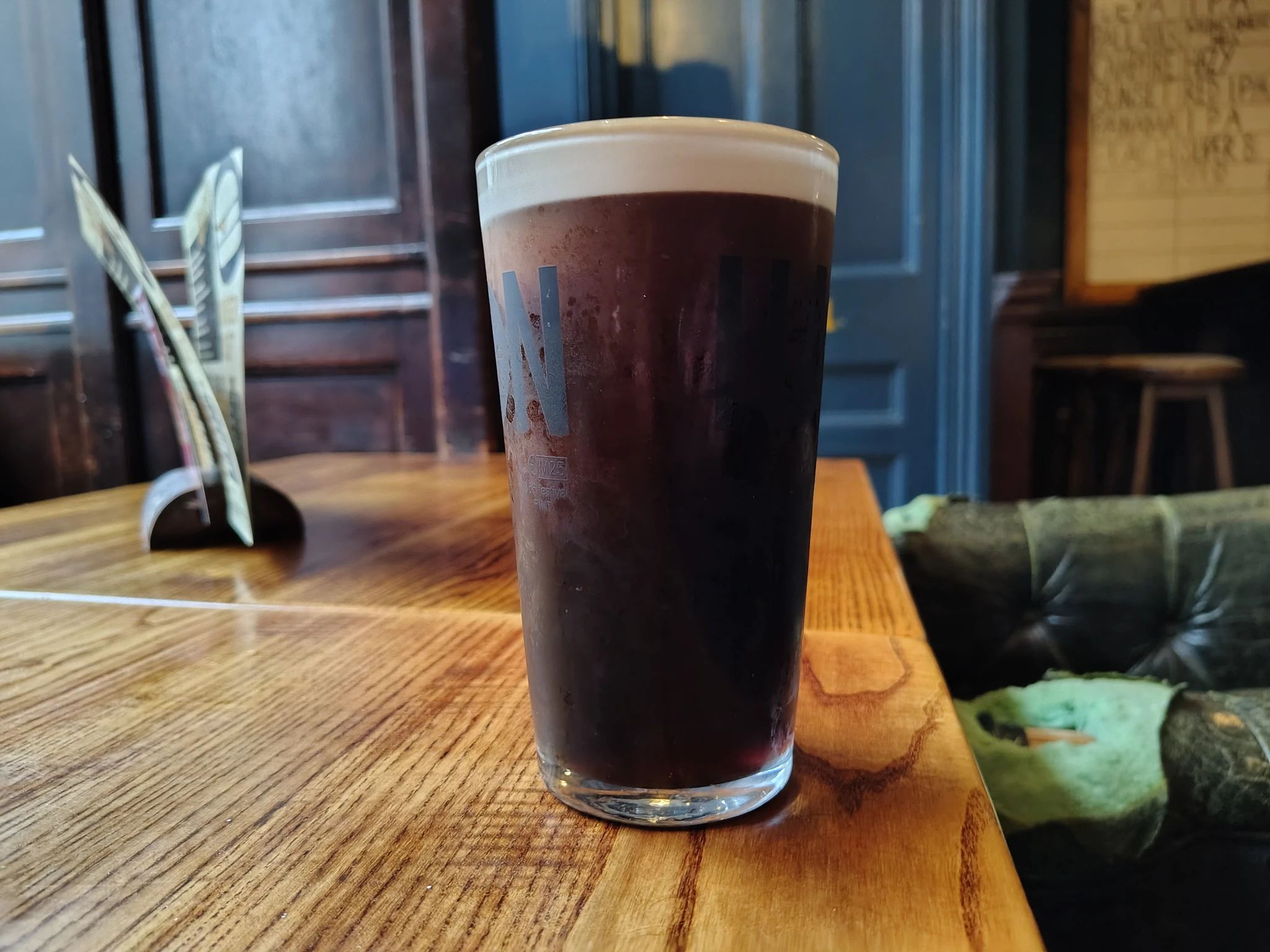 Szklanka piwa Guinness na drewnianym stole