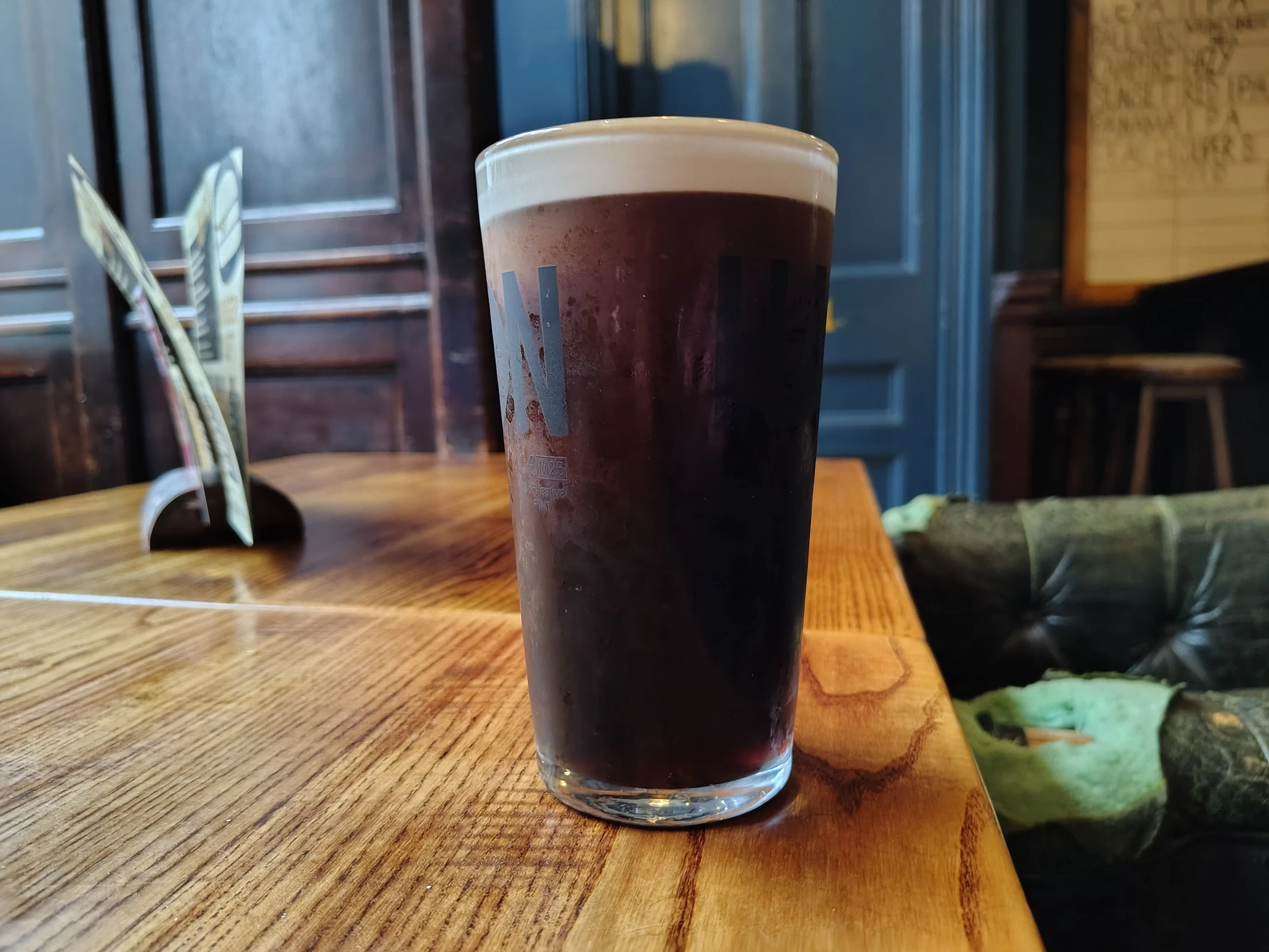 Szklanka piwa Guinness na drewnianym stole