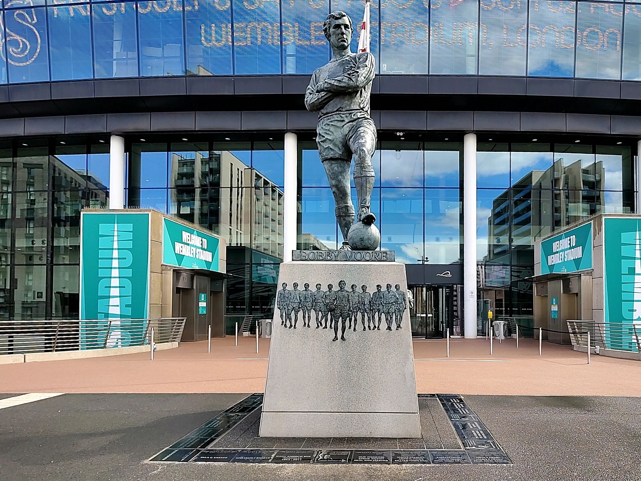 pomnik-bobby-moore-przed-stadionem-wembley