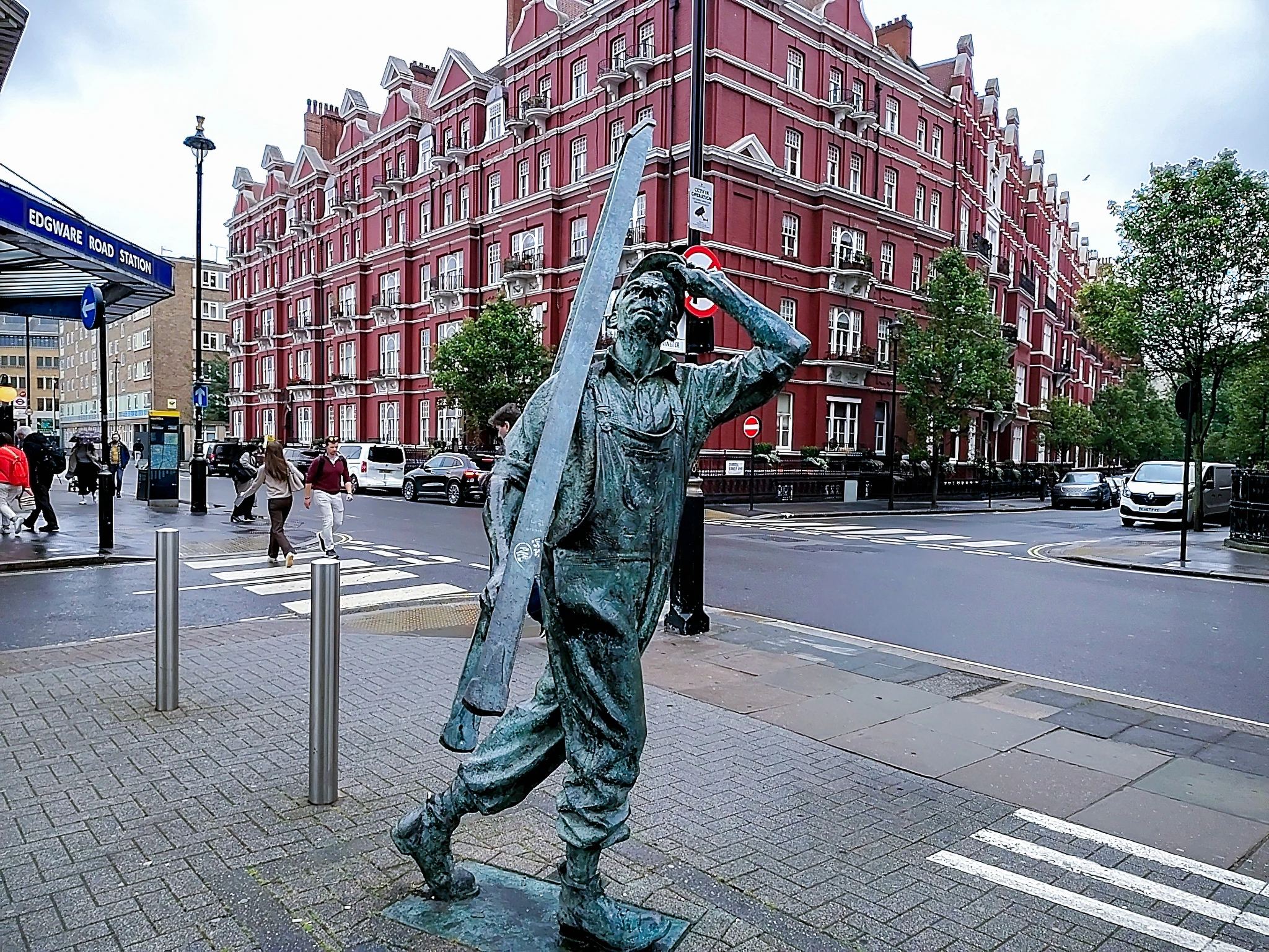 Pomnik 'The Window Cleaner' przedstawiający myjącego okna robotnika z drabiną przy stacji Edgware Road w Londynie