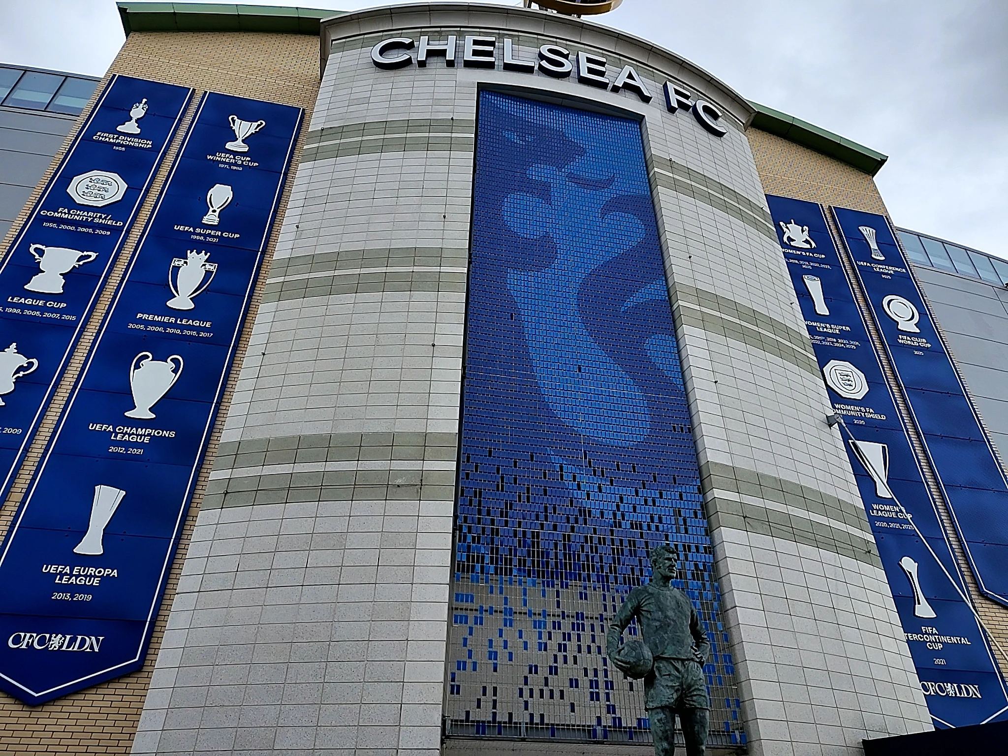 pomnik-pilkarza-przed-stadionem-chelsea-fc
