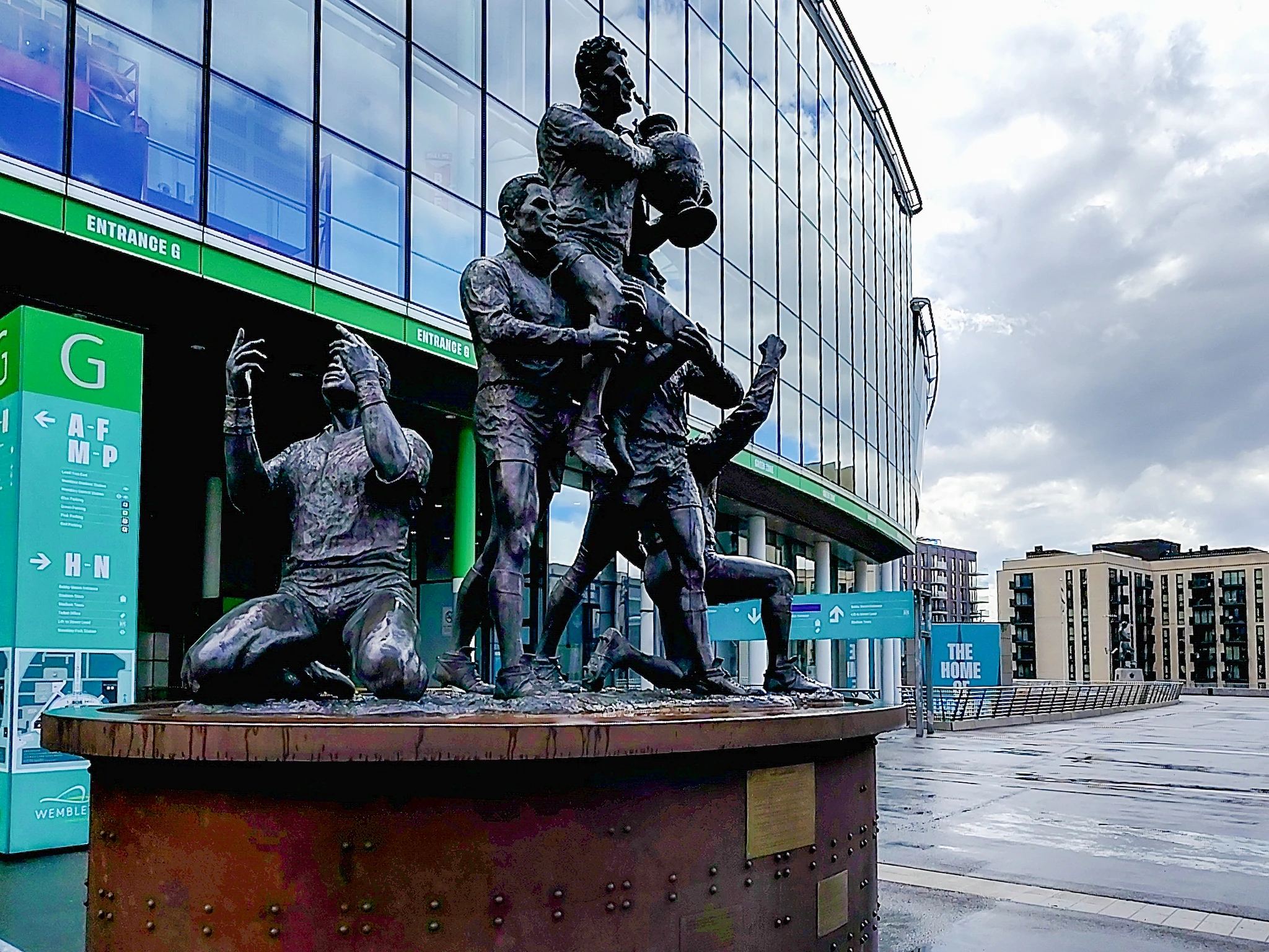 pomnik-zawodnikow-rugby-przed-stadionem-wembley