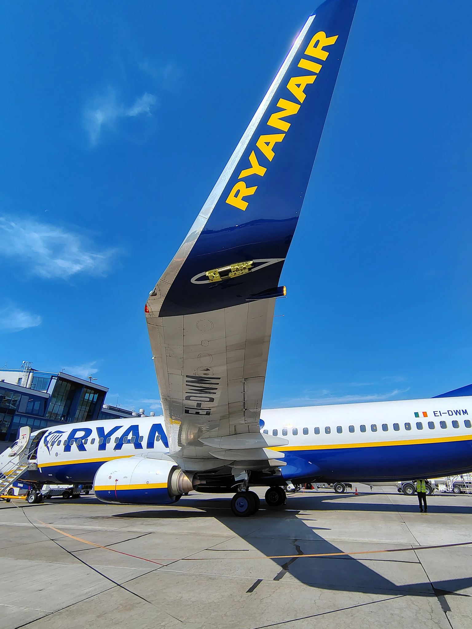 ryanair-ei-dwm-katowice-pyrzowice-terminal-b