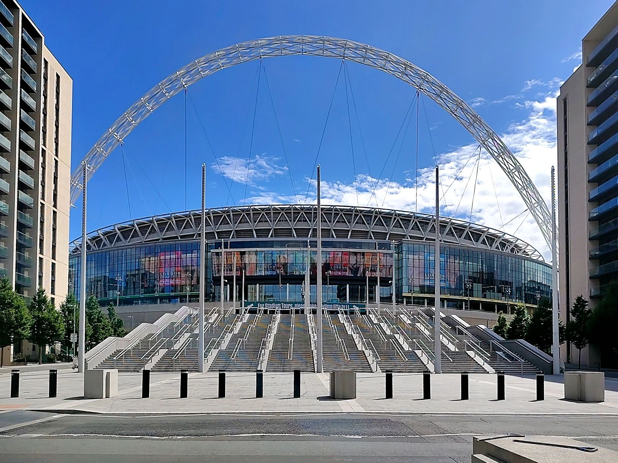 Front stadionu Wembley z szerokimi schodami i charakterystycznym łukiem