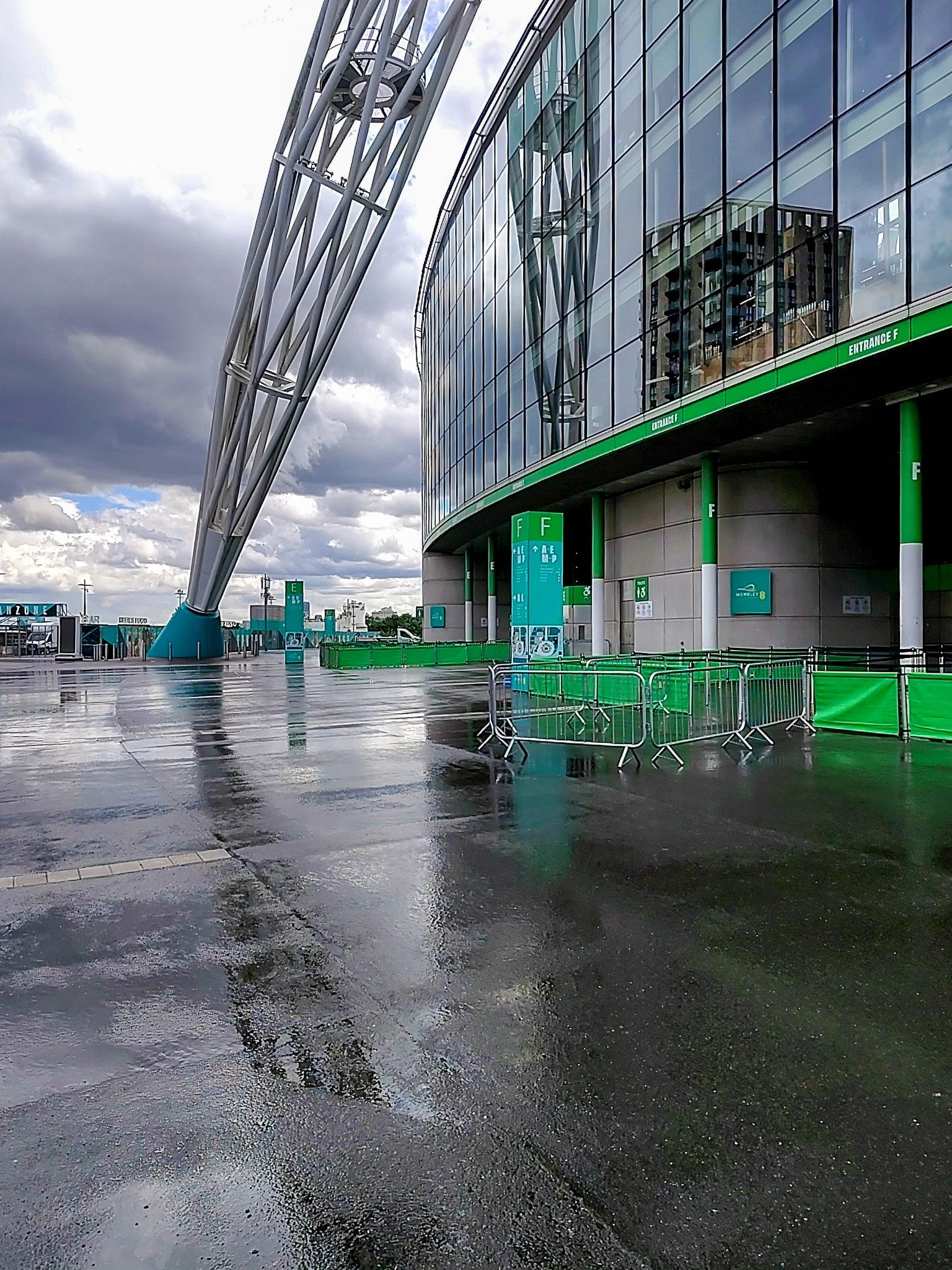 stadion-wembley-po-deszczu-luk-i-wejscie