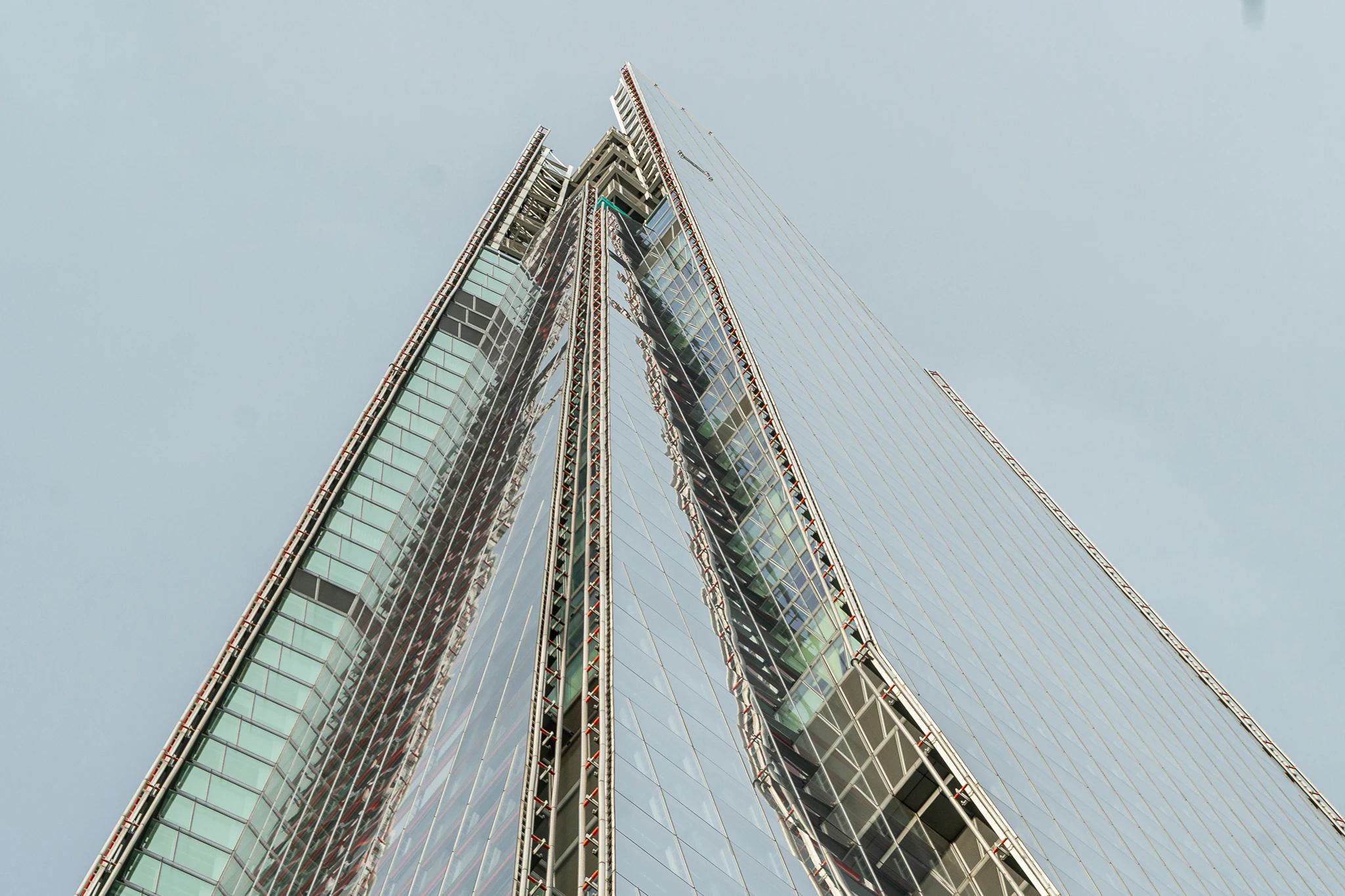 Ostry szczyt wieżowca The Shard widziany z dołu