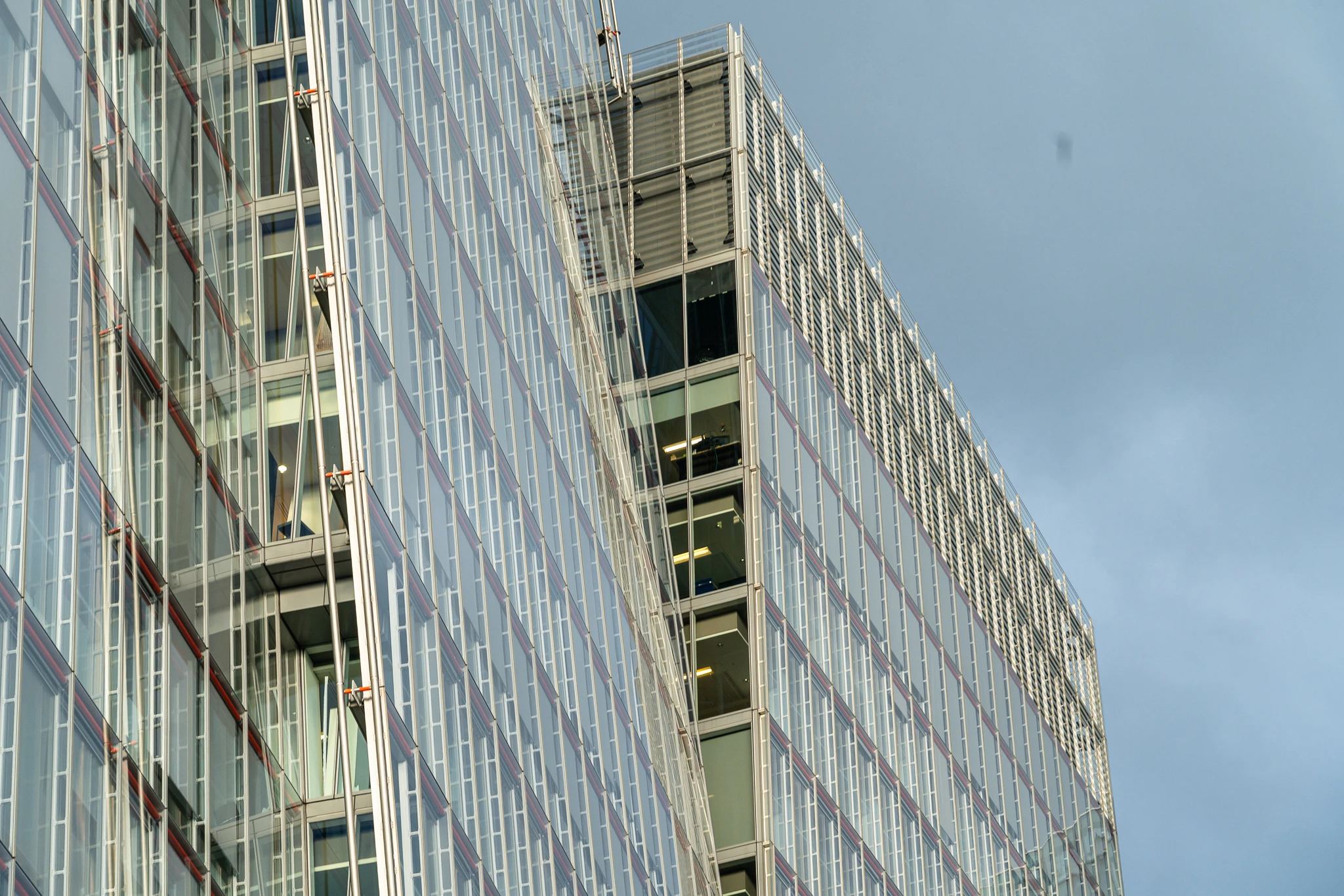 Detal szklanej fasady wieżowca The Shard w Londynie