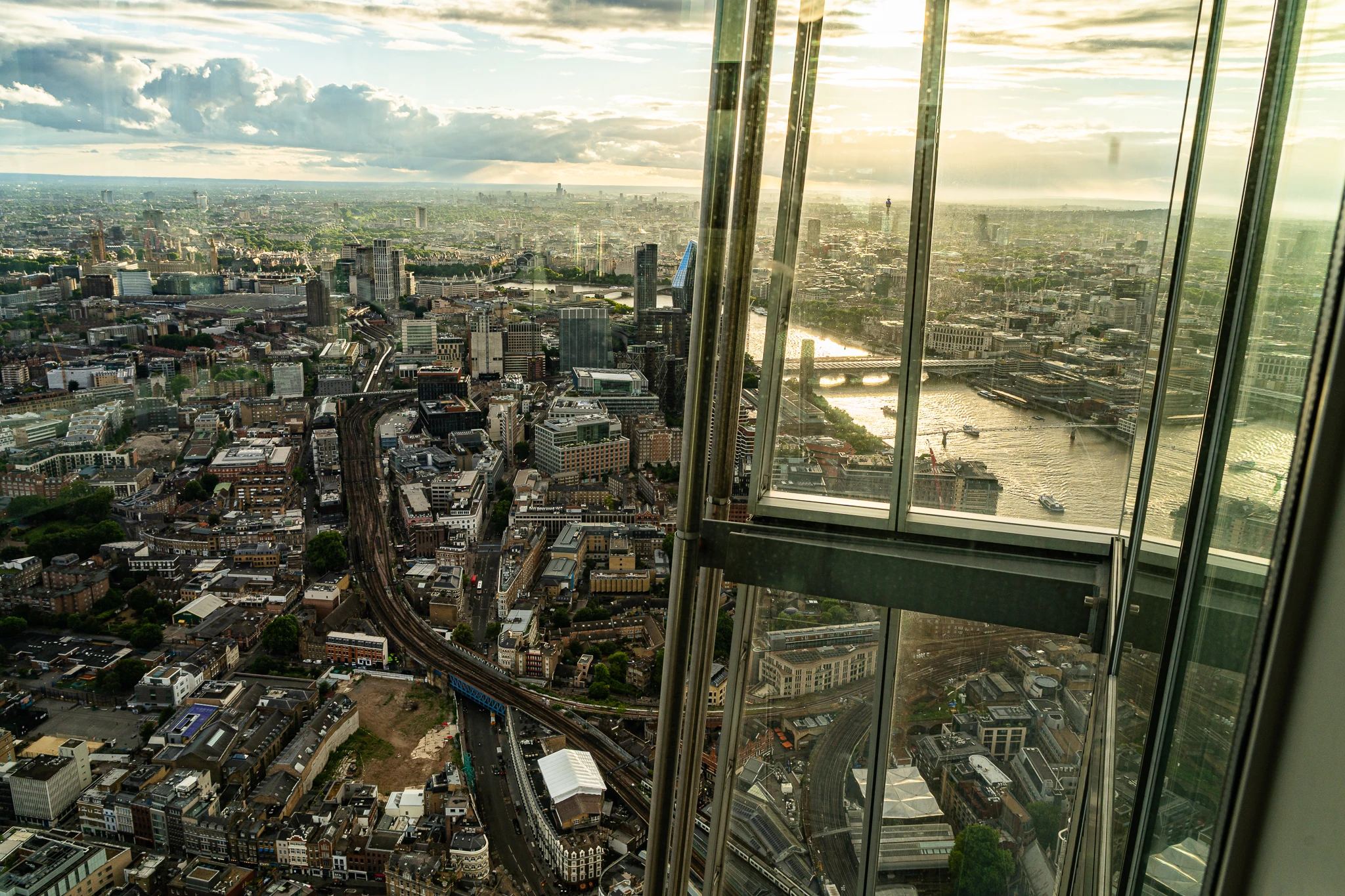 Widok z tarasu The Shard na Tamizę i Londyn o zachodzie słońca