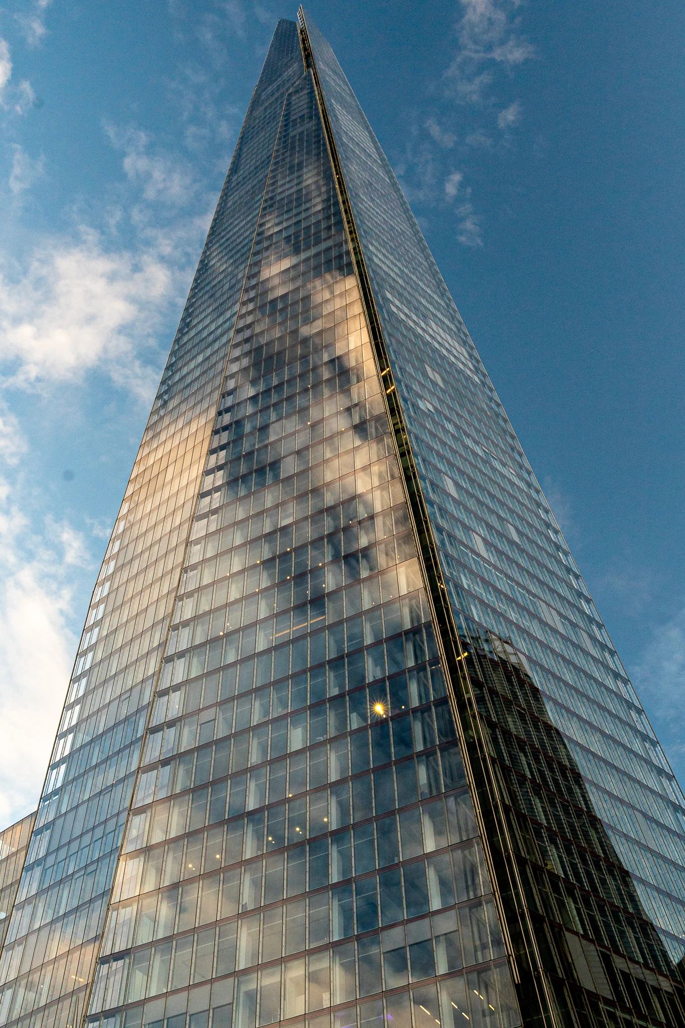 the-shard-szklana-fasada-wieczorne-niebo
