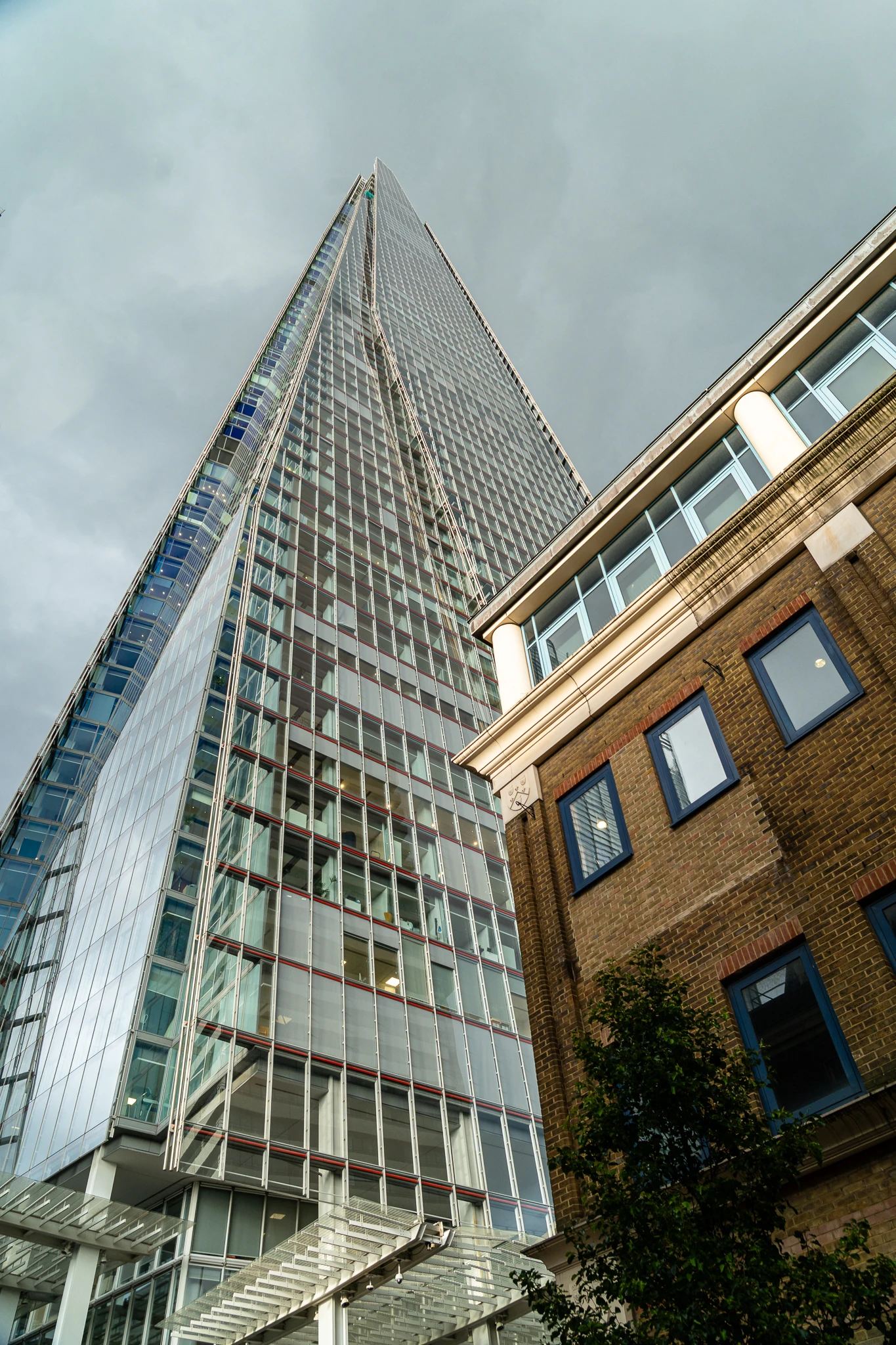 the-shard-szklany-wiezowiec-londyn-pionowy-kadr
