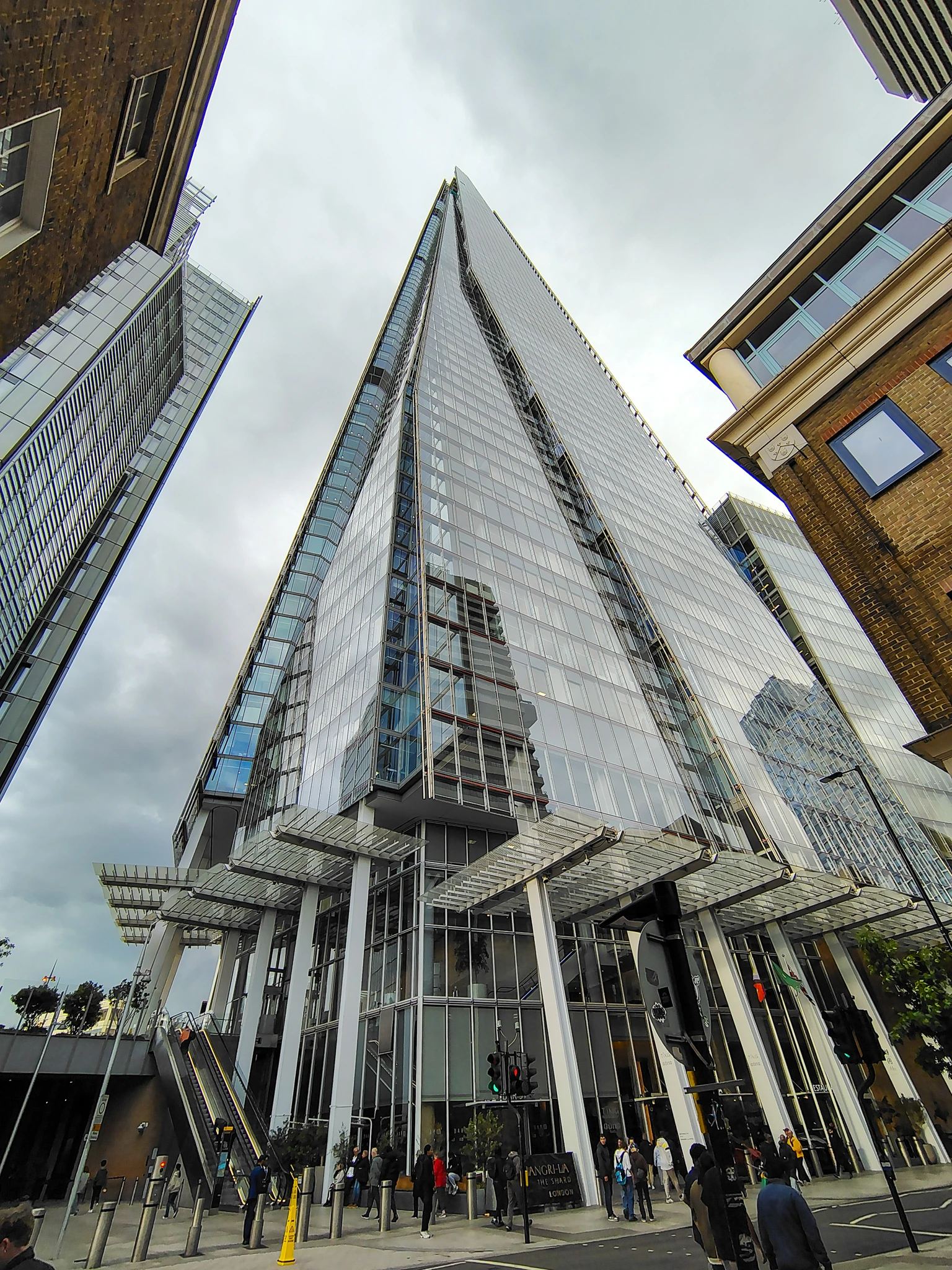 Wieżowiec The Shard w Londynie widziany z poziomu ulicy