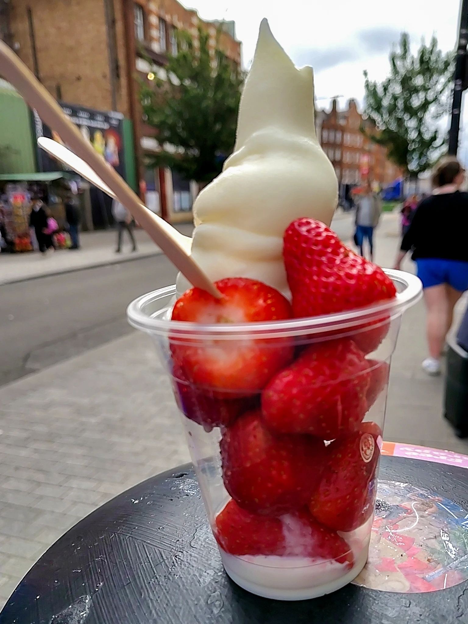 Truskawki z lodami sprzedawane na Camden Market w Londynie