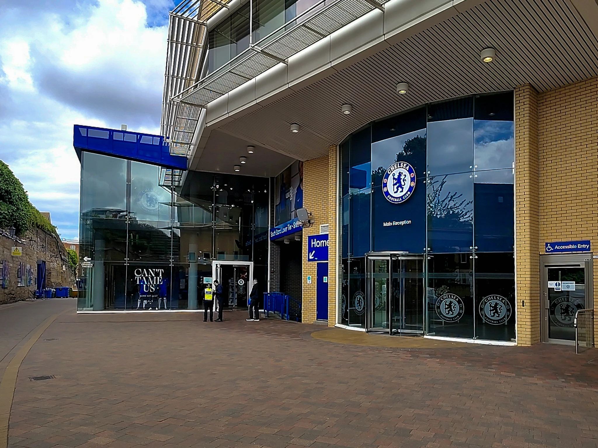 Główne wejście na stadion Stamford Bridge z herbem Chelsea FC