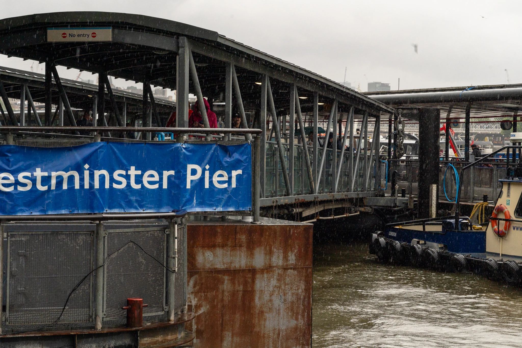 Przystań Westminster Pier z wejściem na statki wycieczkowe po Tamizie