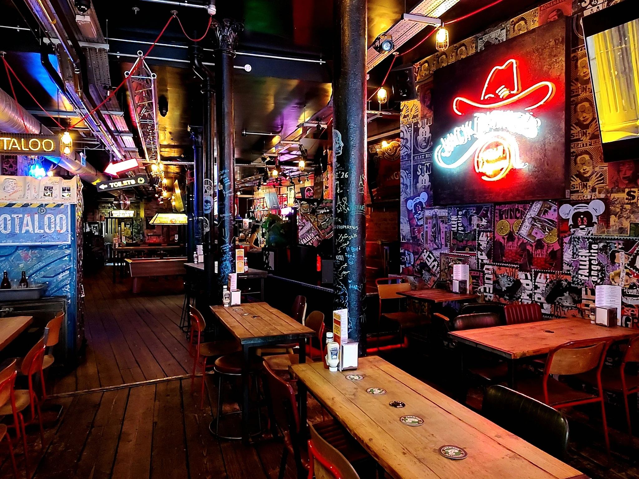 wnetrze-meatliquor-neon-kapelusza