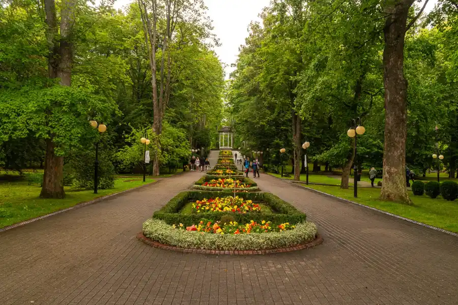 park zdrojowy polanica zdroj deptak zielen
