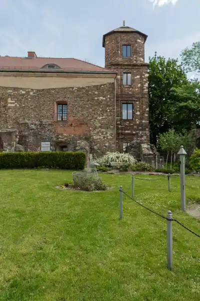 dziedziniec na zamku w toszku 150