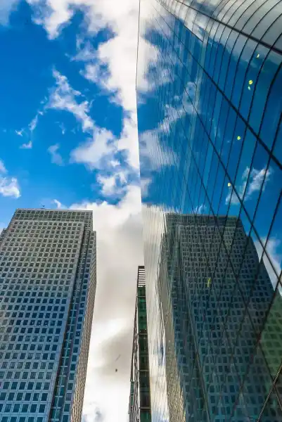canary wharf wiezowce z dolu szklo niebo
