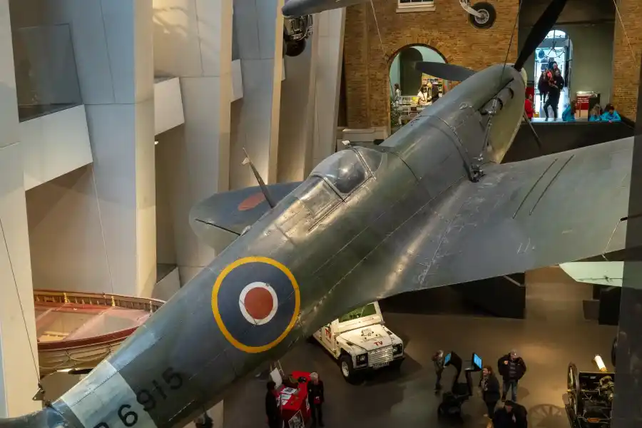 imperial war museum spitfire wnetrze londyn