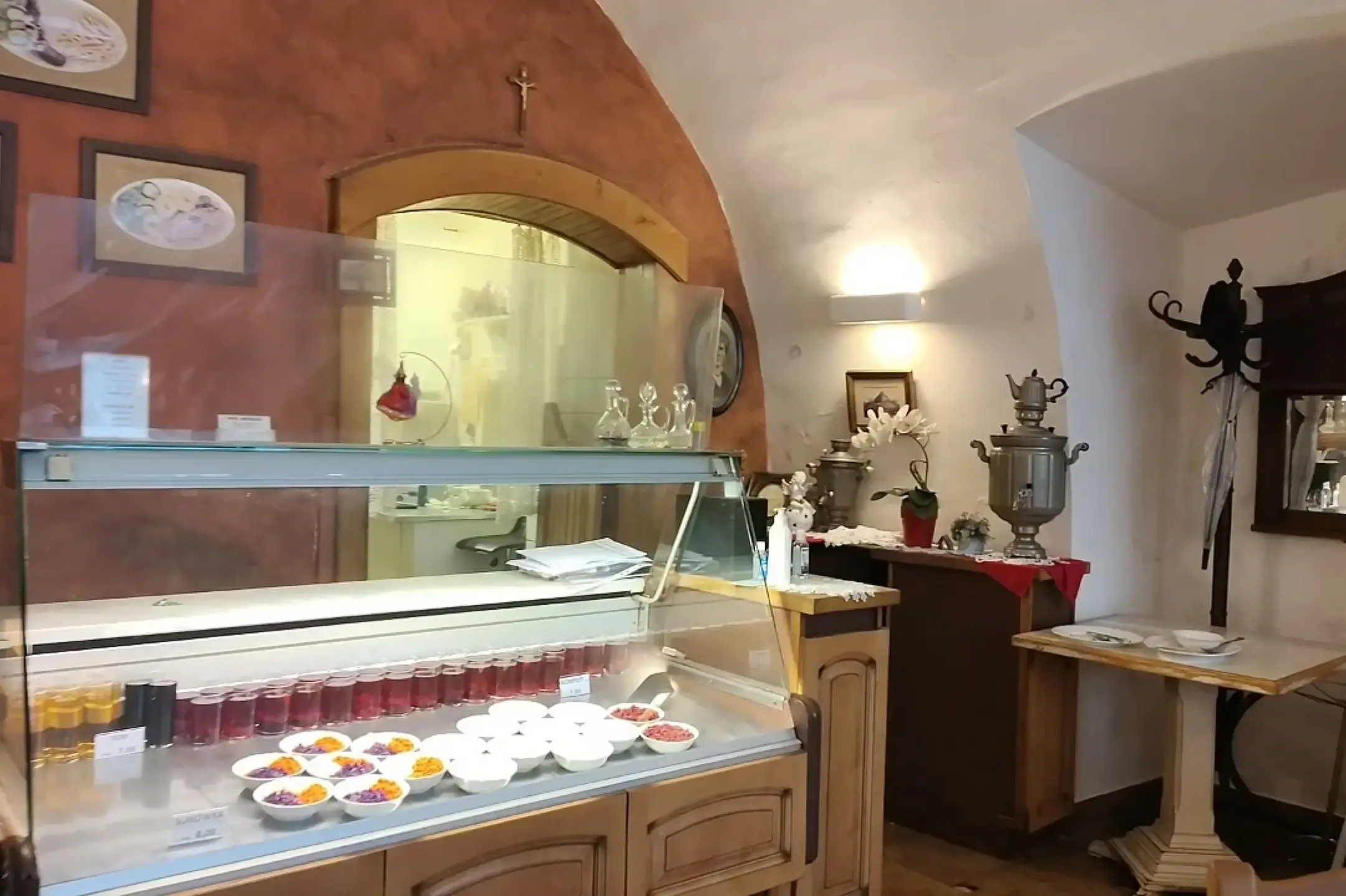 Wnętrze Baru Grodzkiego w Krakowie – drewniane stoliki i sklepiony sufit