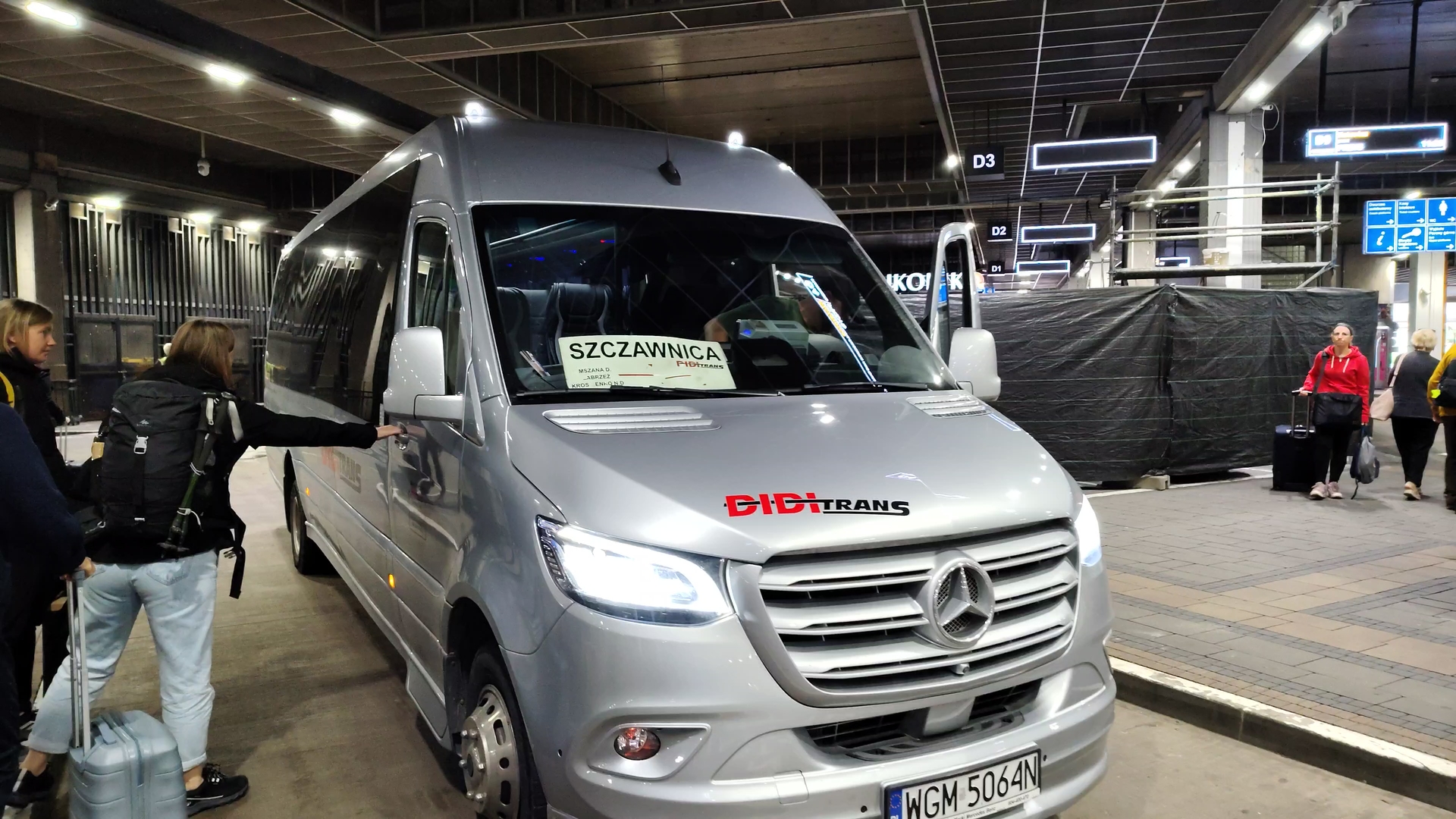 Autobus firmy DiDi Trans z tabliczką Szczawnica na dworcu w Krakowie